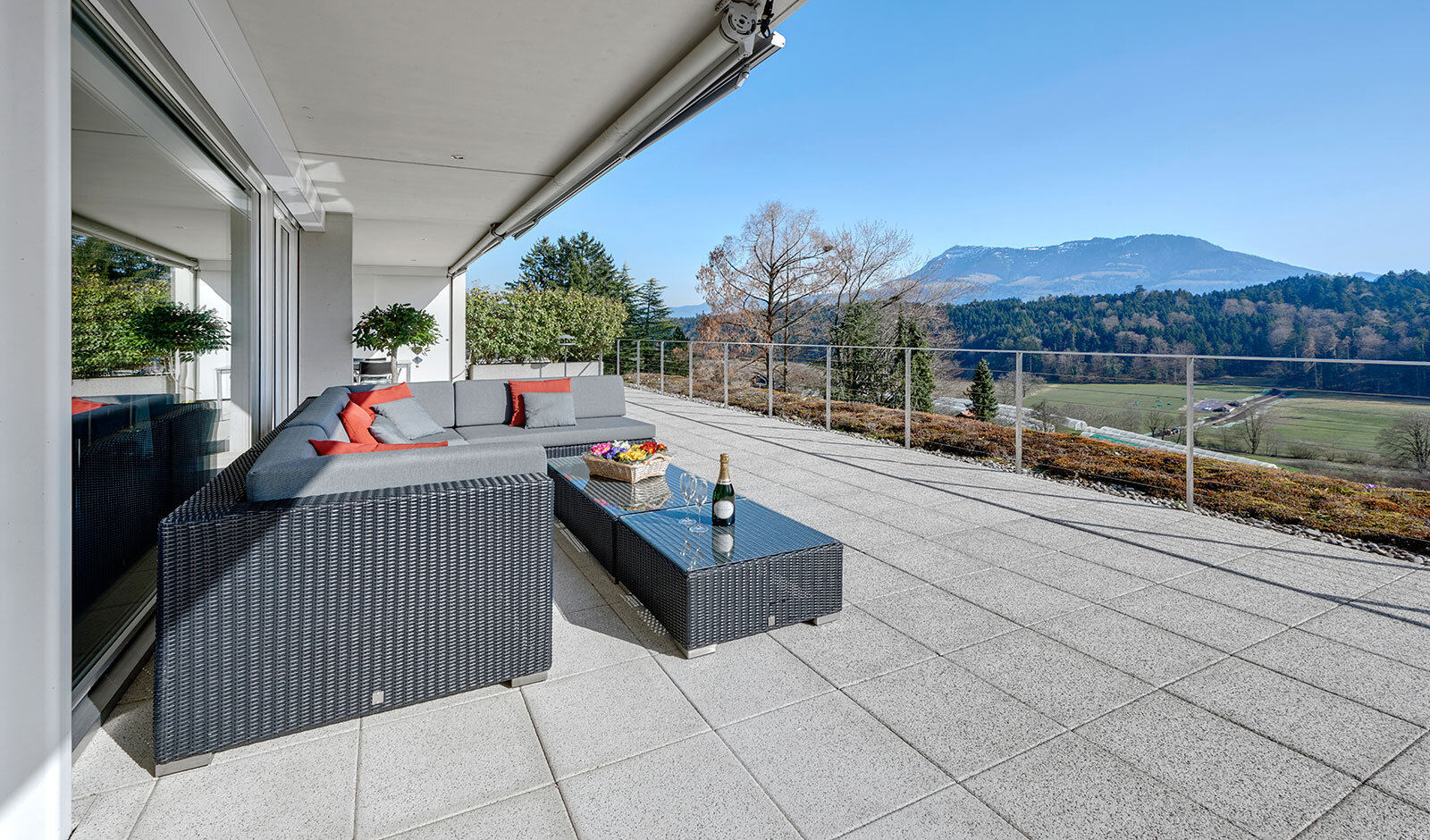 Große Terrasse mit Bergblick