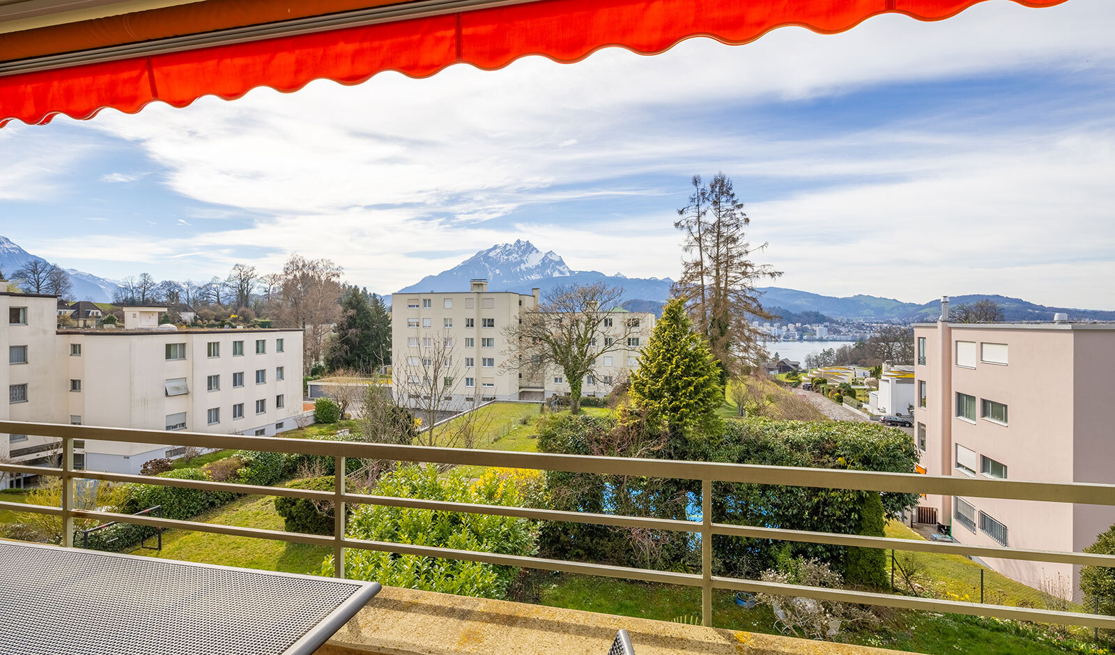 Balkon mit Berg- und Seeblick