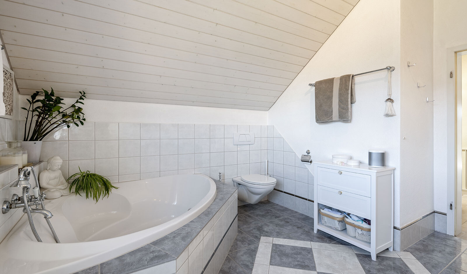 Helles Dachbad mit Badewanne und WC