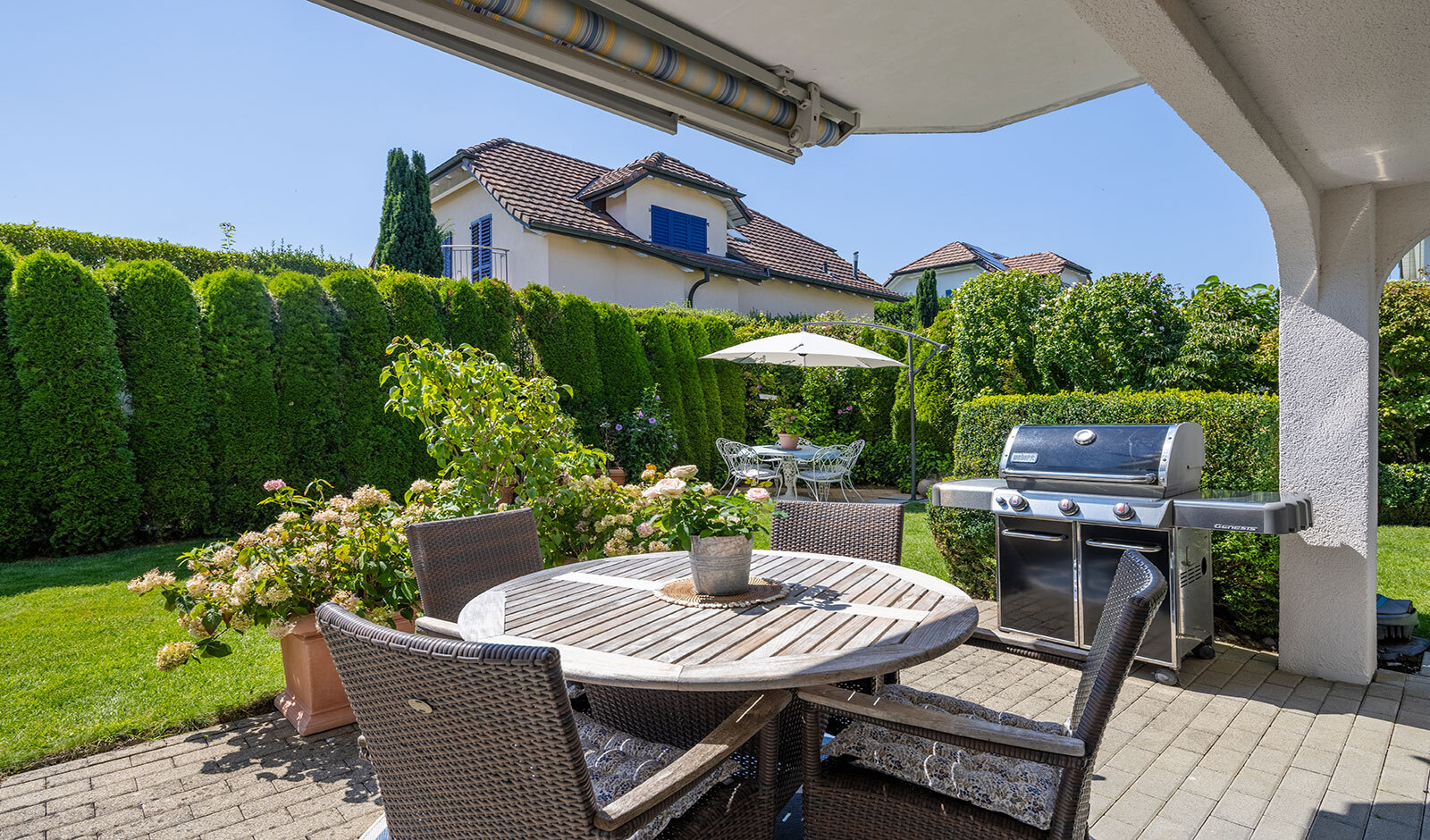 Garten-Terrasse mit Grill und Sitzgruppe