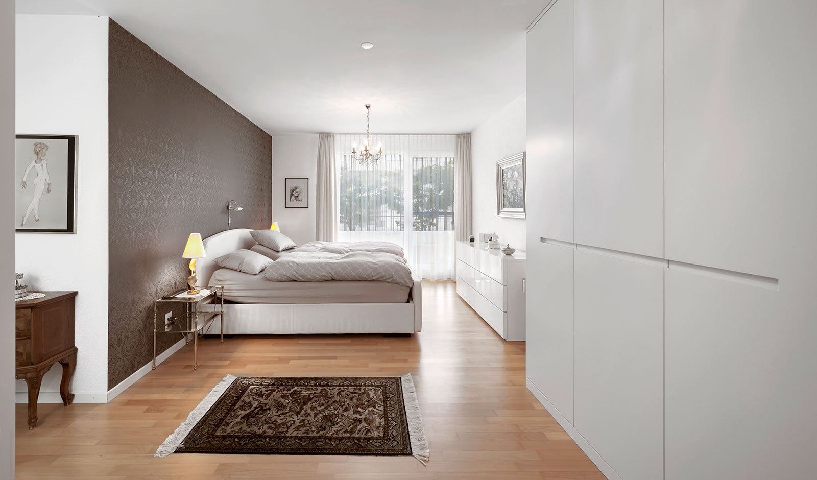 Helles Schlafzimmer mit klassischer Akzentwand
