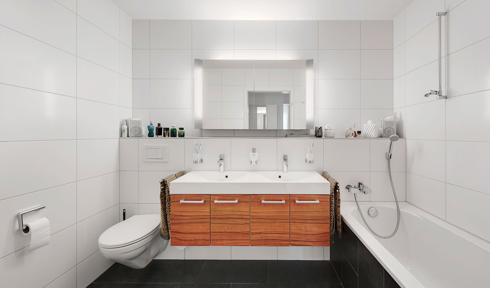 Modernes Badezimmer mit Wanne und Doppelwaschtisch