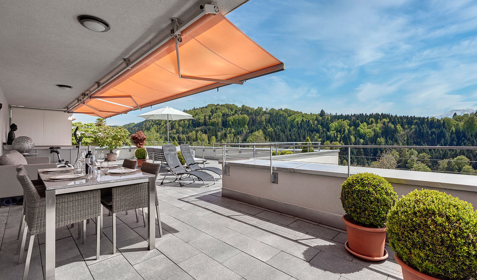 Große überdachte Terrasse mit Panoramablick