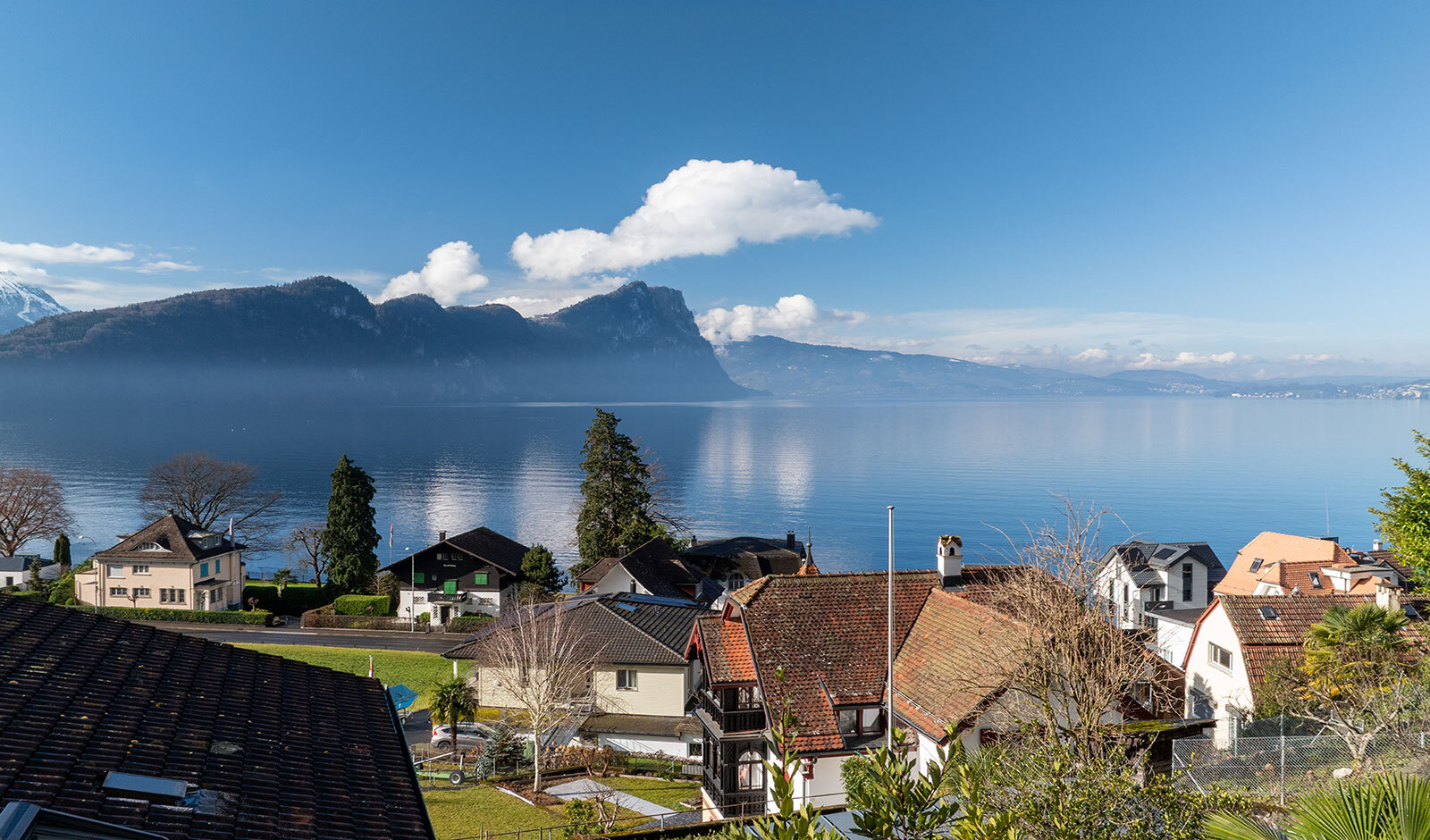 Seeblick mit Bergpanorama