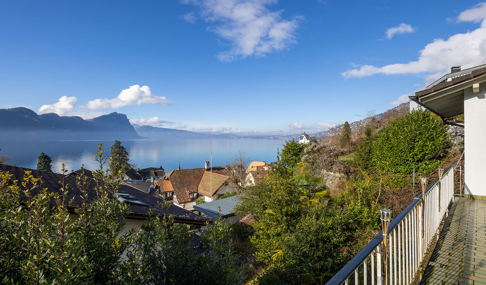 Seeblick von einer Hanglage mit Terrasse