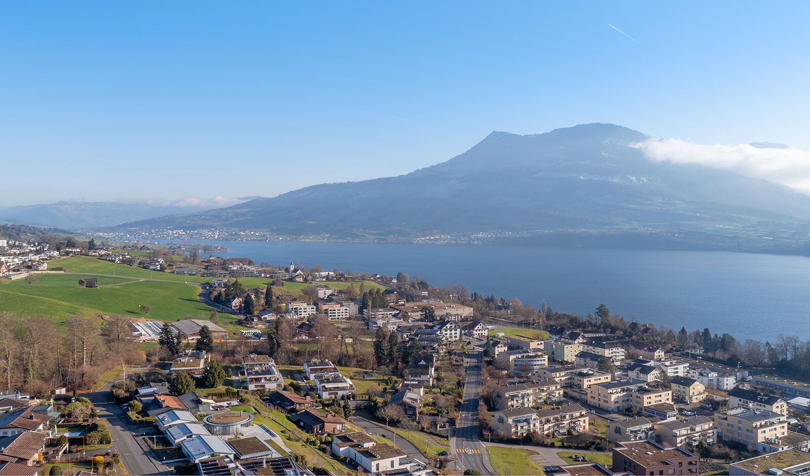 Luftaufnahme mit See und Bergpanorama