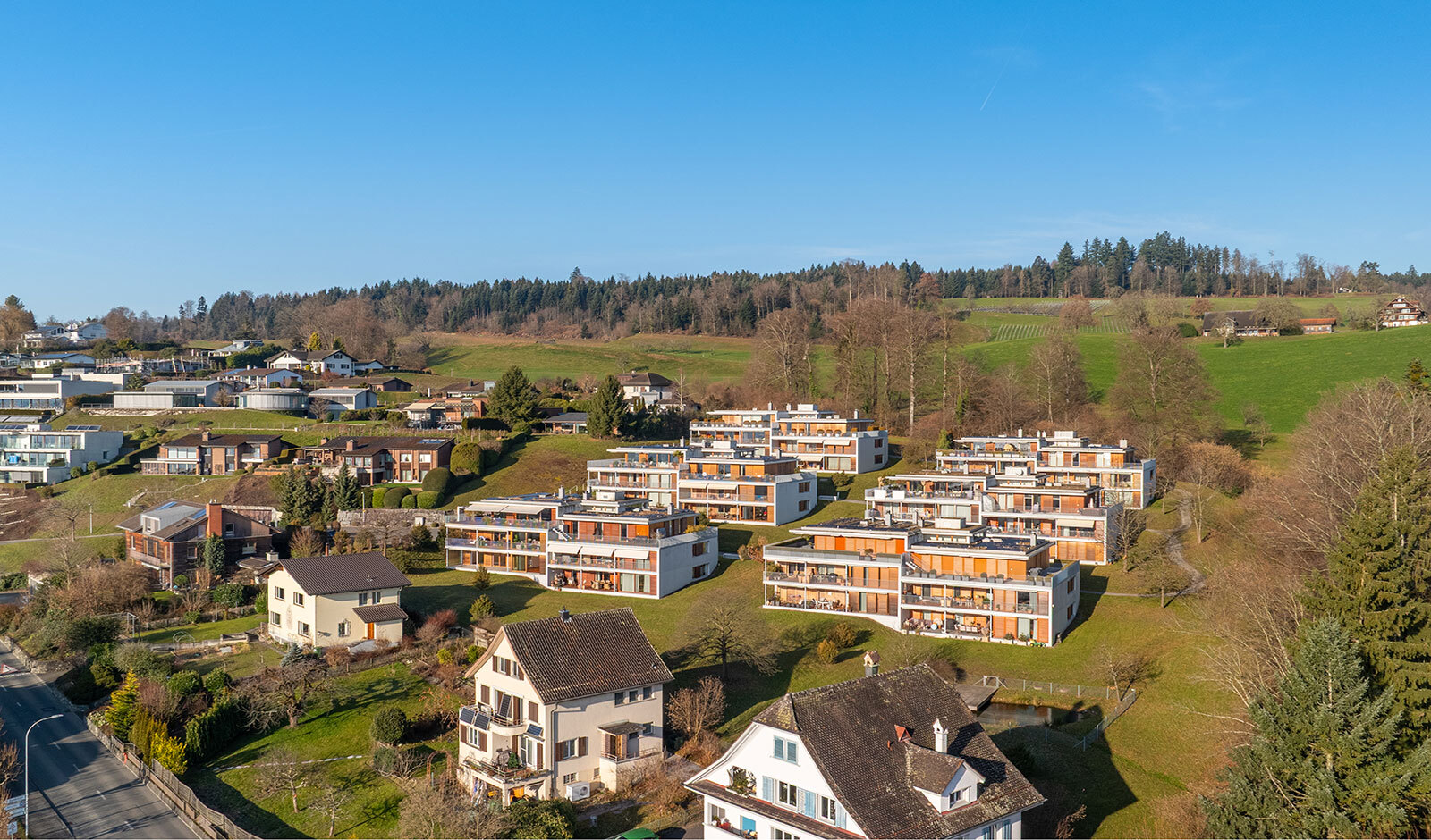 Luftaufnahme eines Wohngebiets am Hang