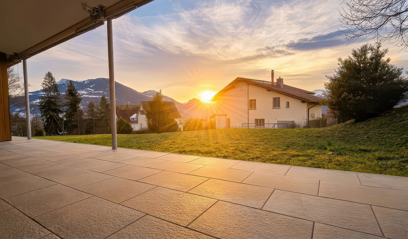 Terrasse mit Sonnenuntergang und Bergblick