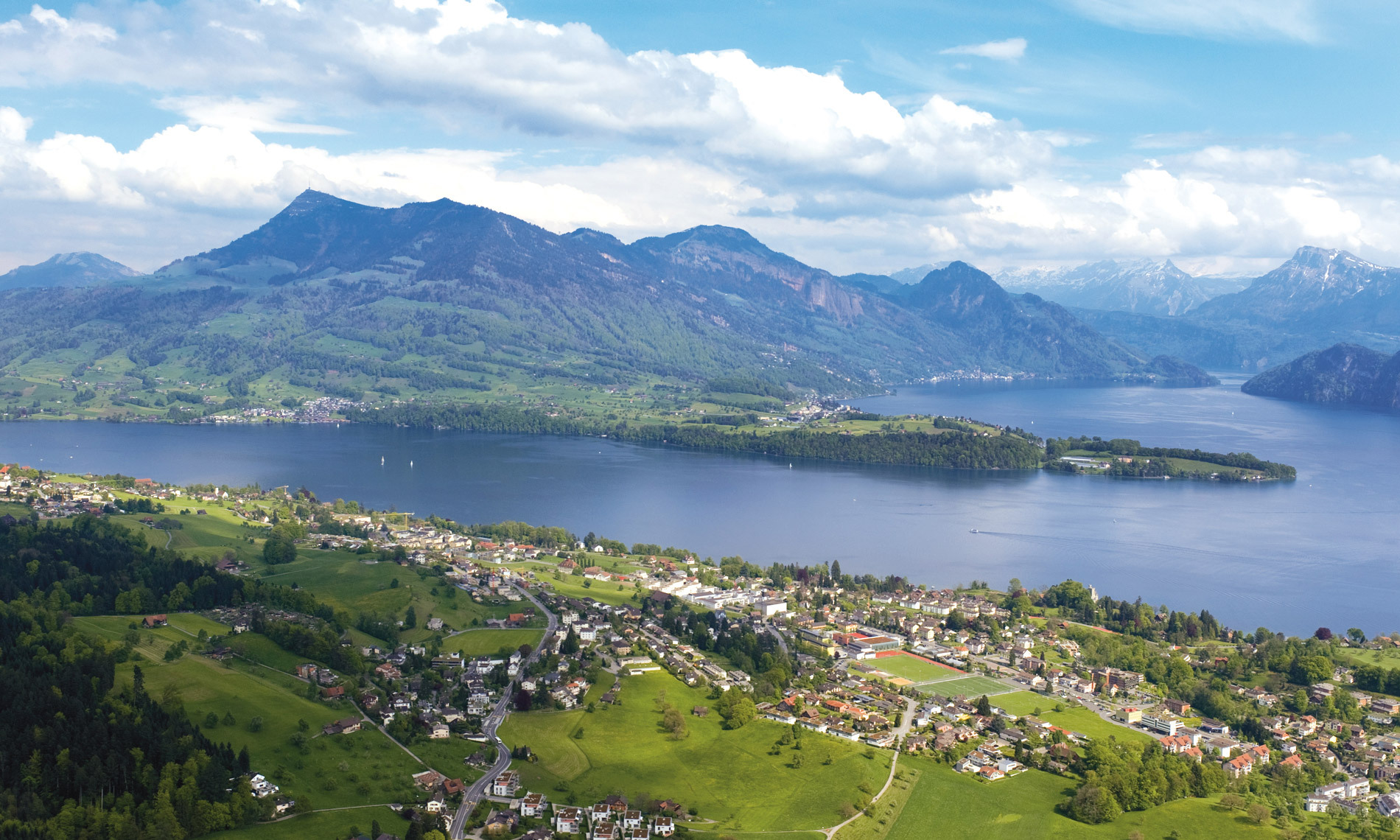 Panoramablick über See und Alpenlandschaft
