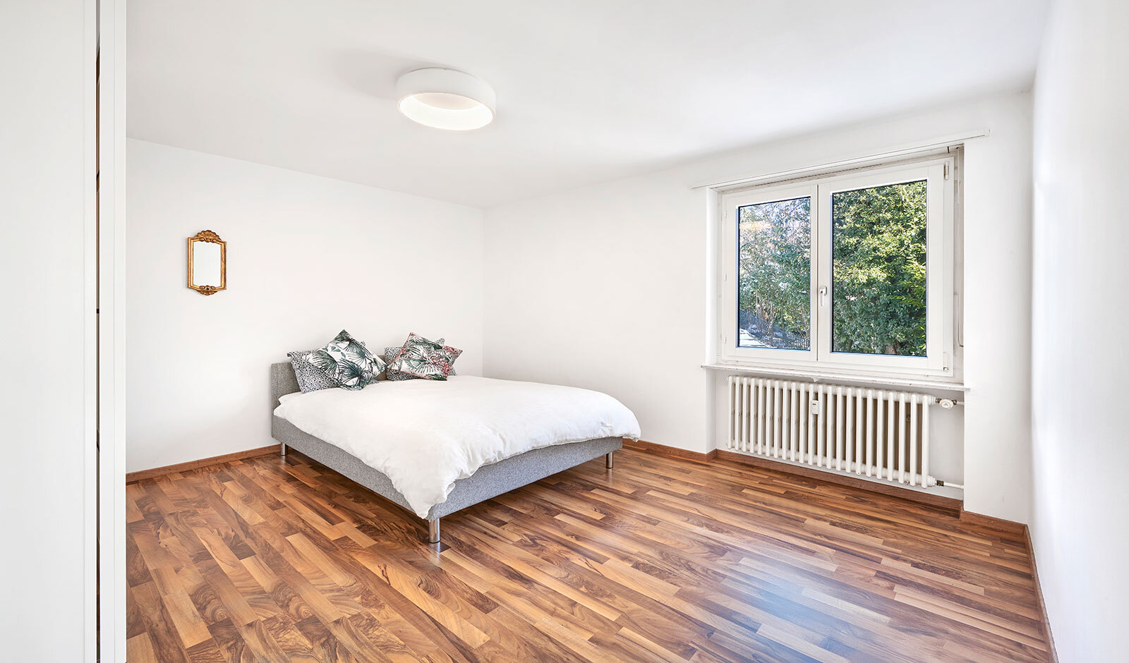 Helles Schlafzimmer mit Bett und Fenster