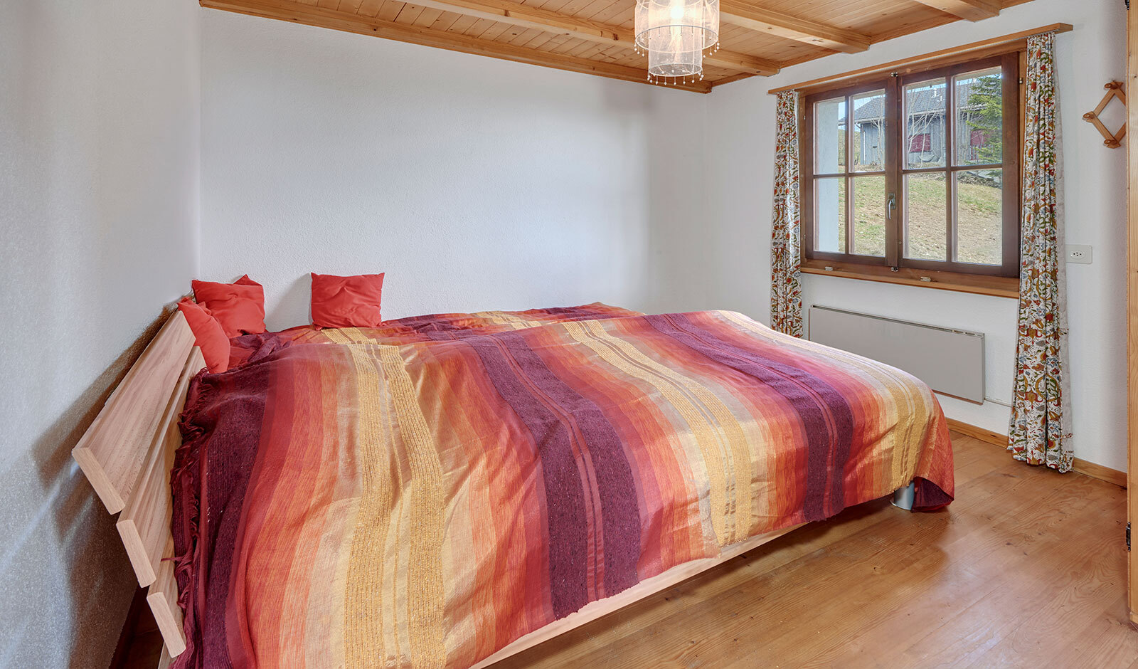 Gemütliches Schlafzimmer mit Holzdecke