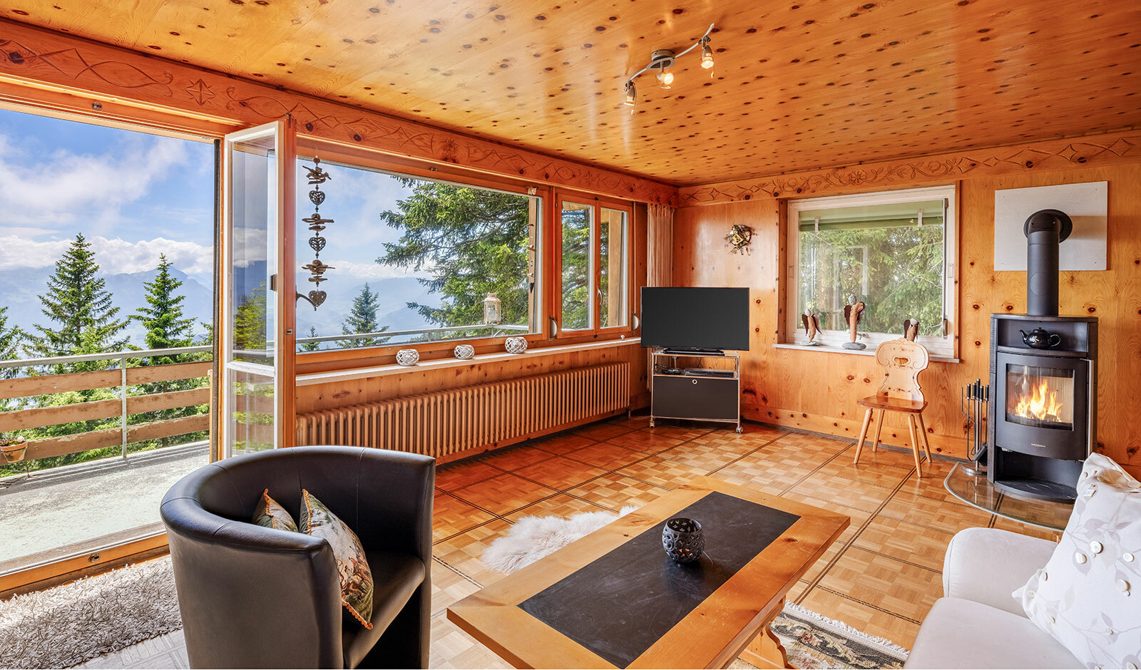 Gemütliches Wohnzimmer mit Bergblick und Kamin