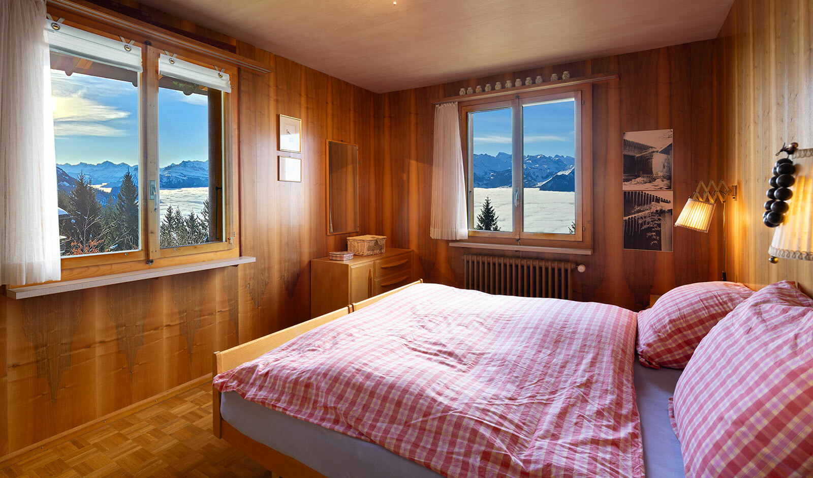 Gemütliches Schlafzimmer mit Bergblick