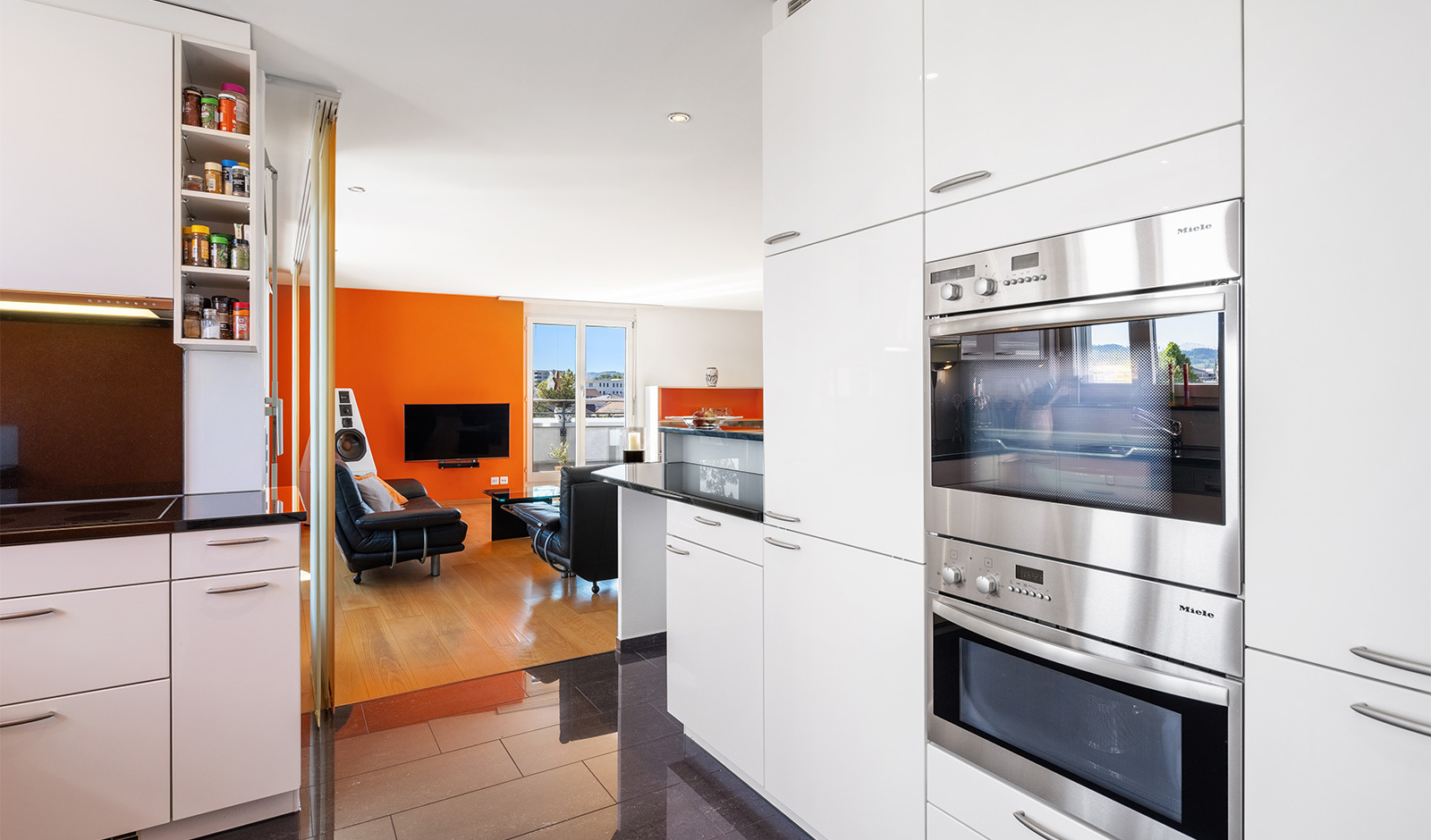 Moderne offene Küche mit Blick ins Wohnzimmer