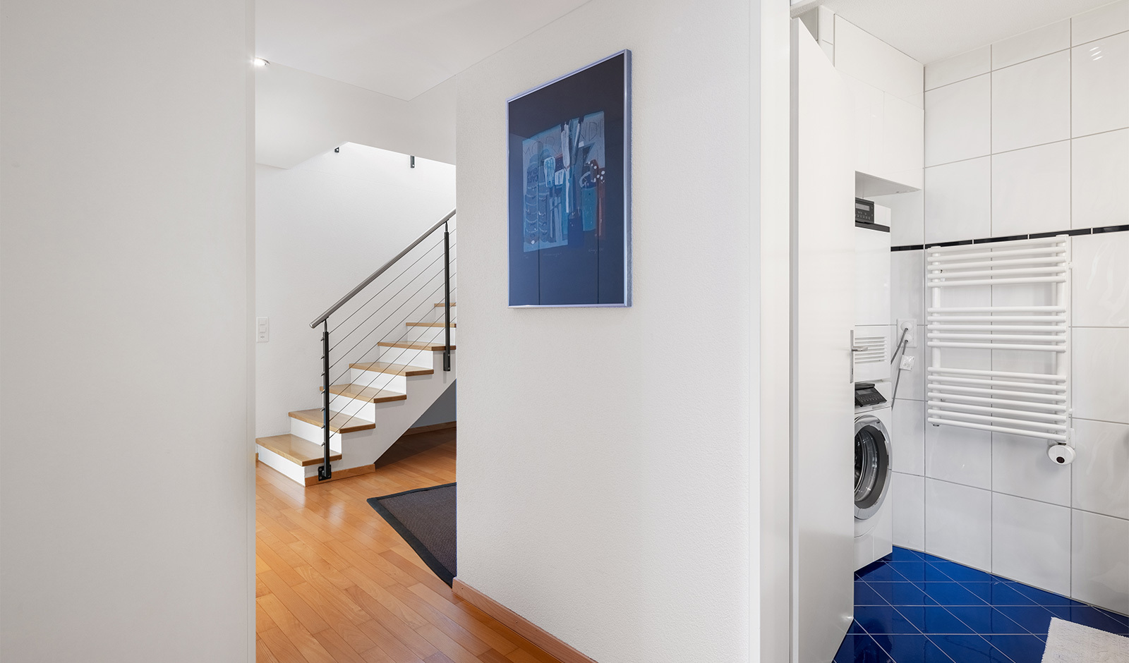 Flur mit Treppe und Badezimmerbereich