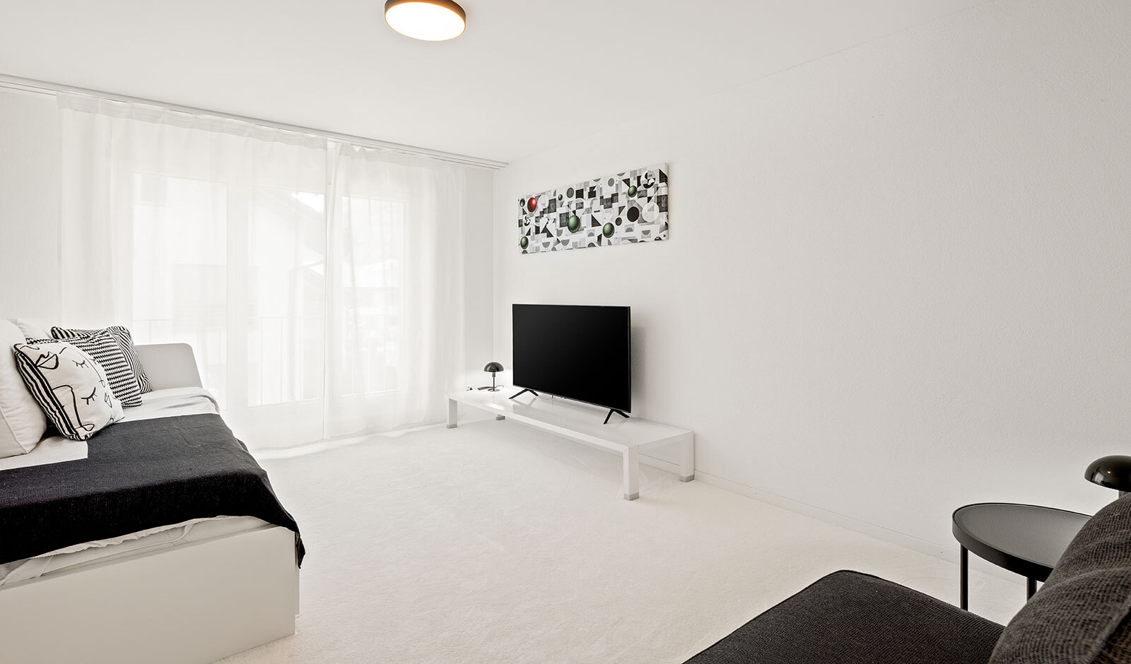 Helles, minimalistisch eingerichtetes Wohnzimmer