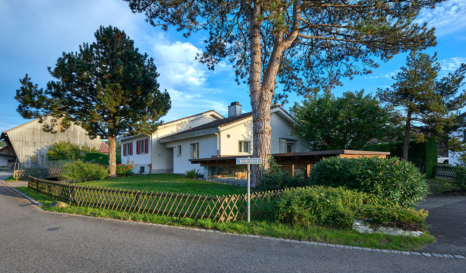 Einfamilienhaus mit Garten an der Straßenecke