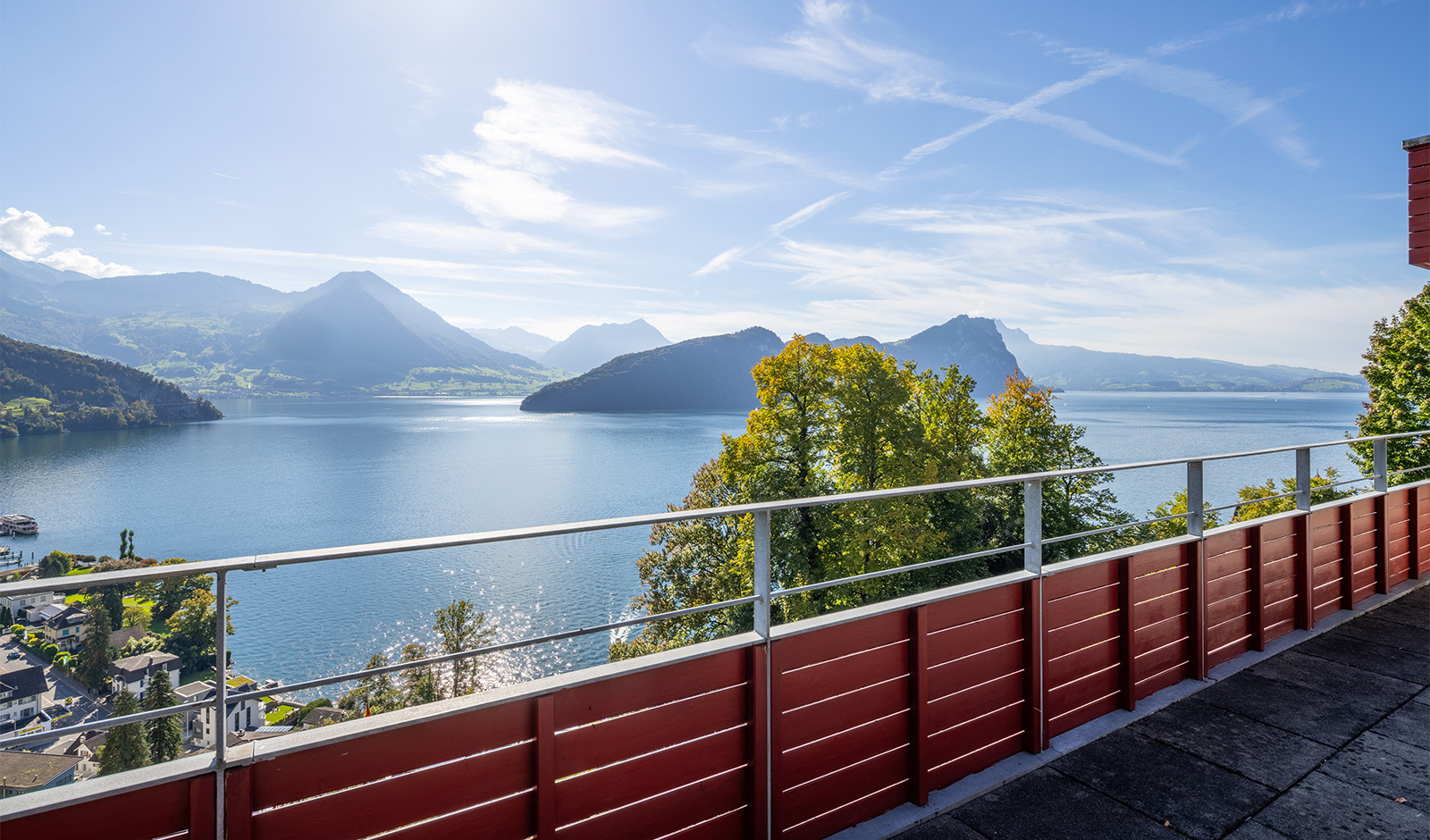 Balkon mit Panoramablick auf See und Berge