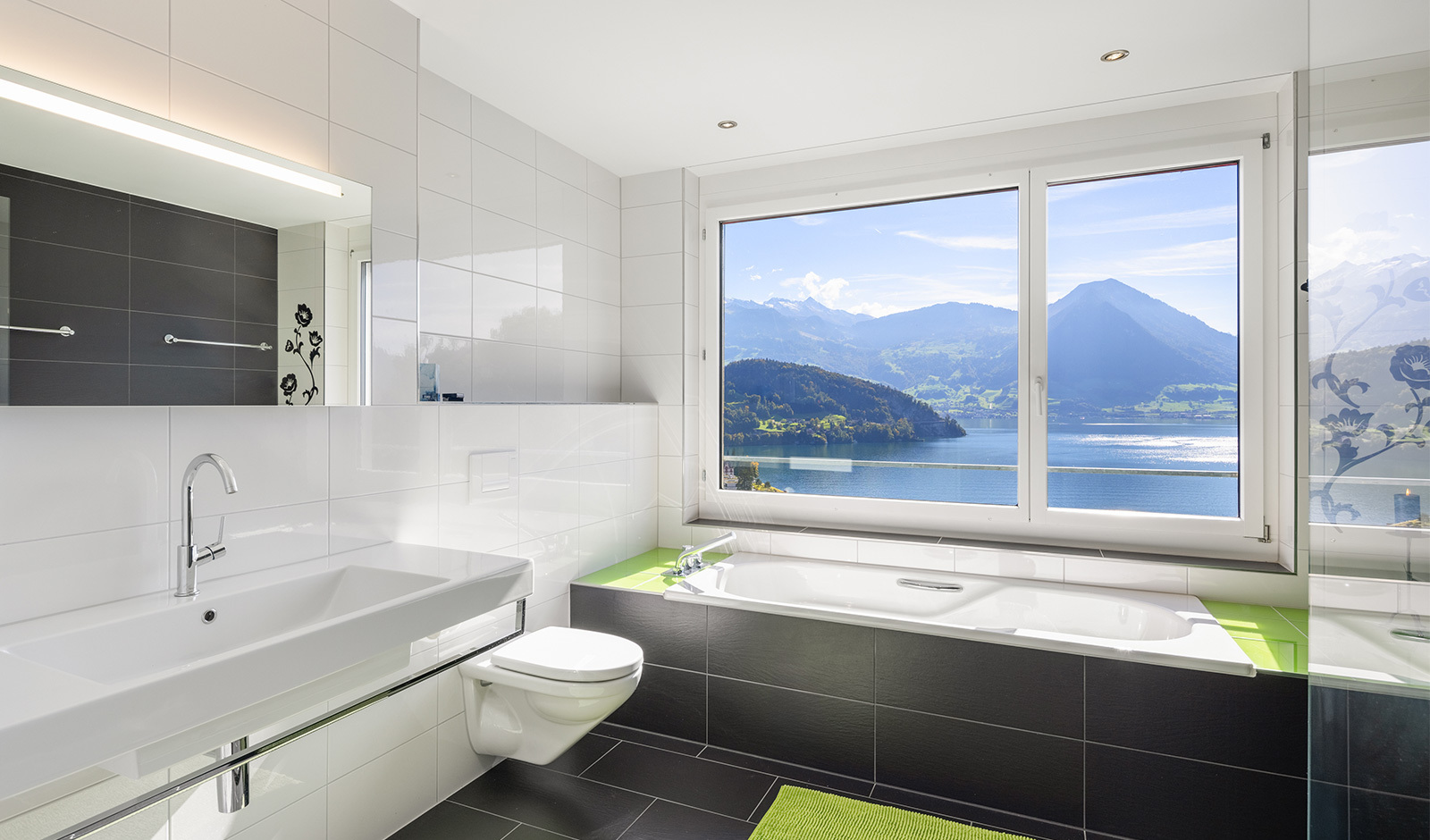Modernes Badezimmer mit Seeblick