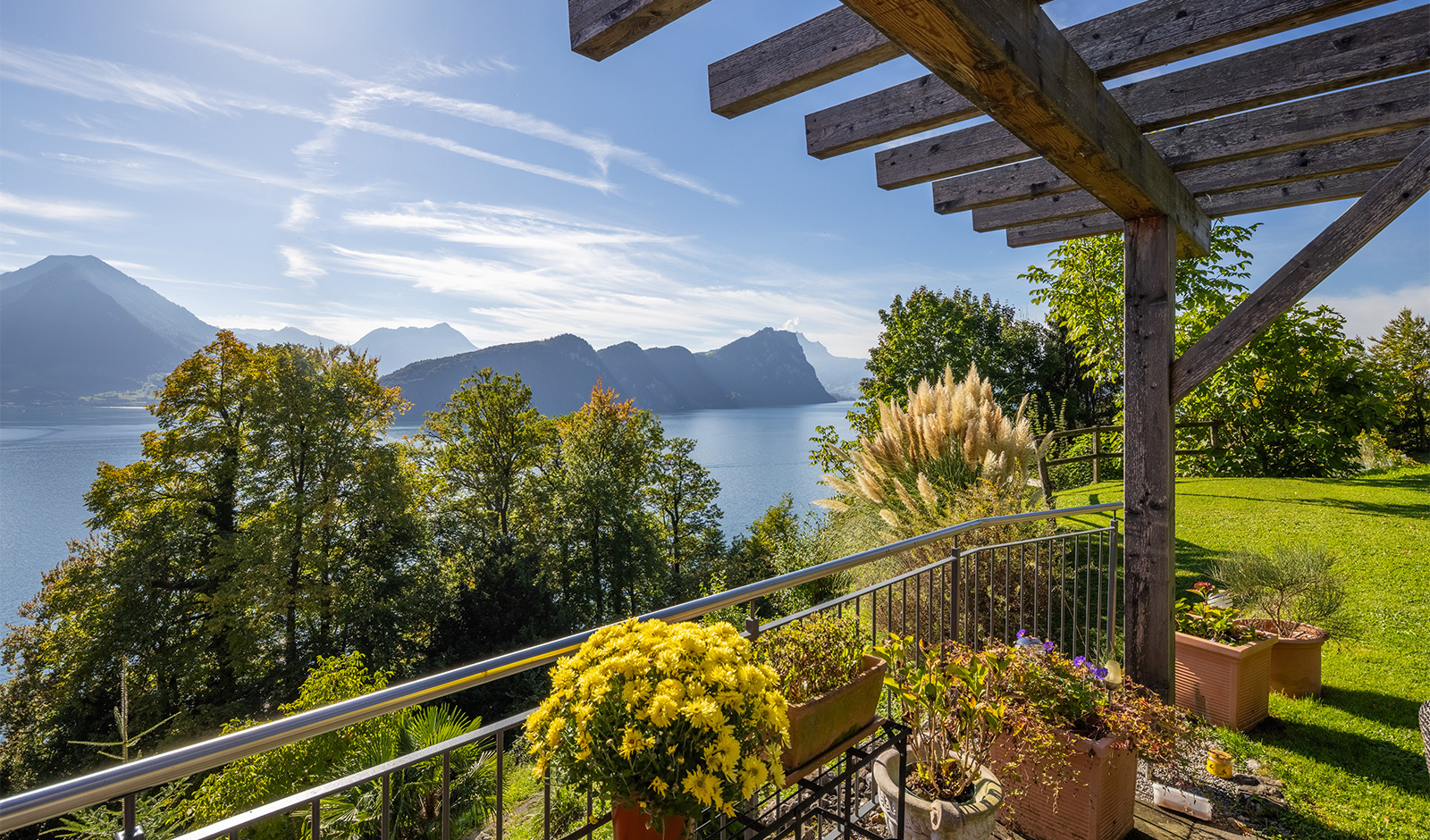 Seeblick von einer Terrasse mit Pergola