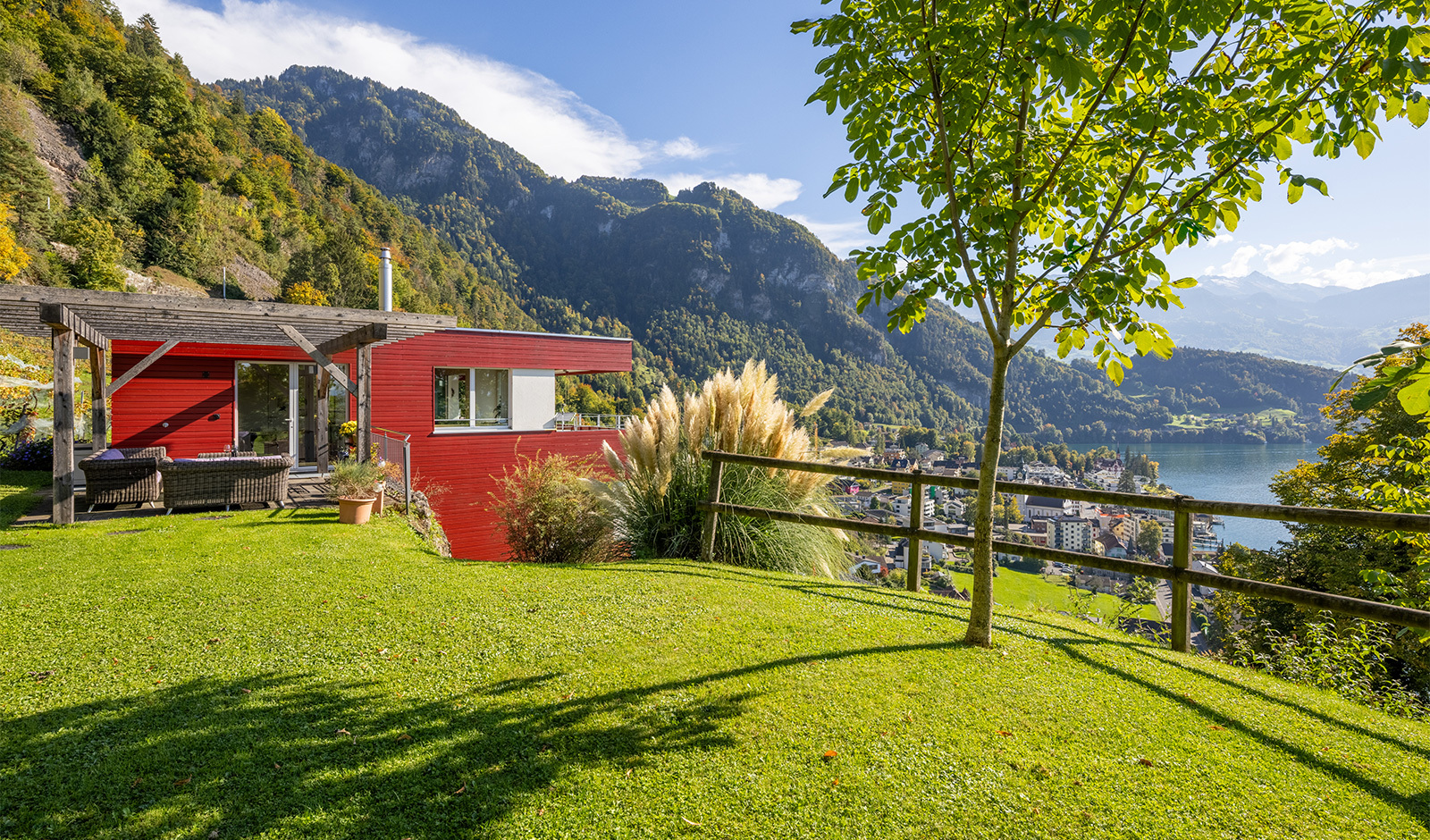 Berghaus mit Panoramagarten und Seeblick