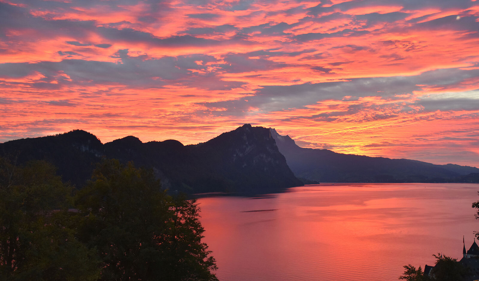 See- und Bergblick bei Sonnenuntergang