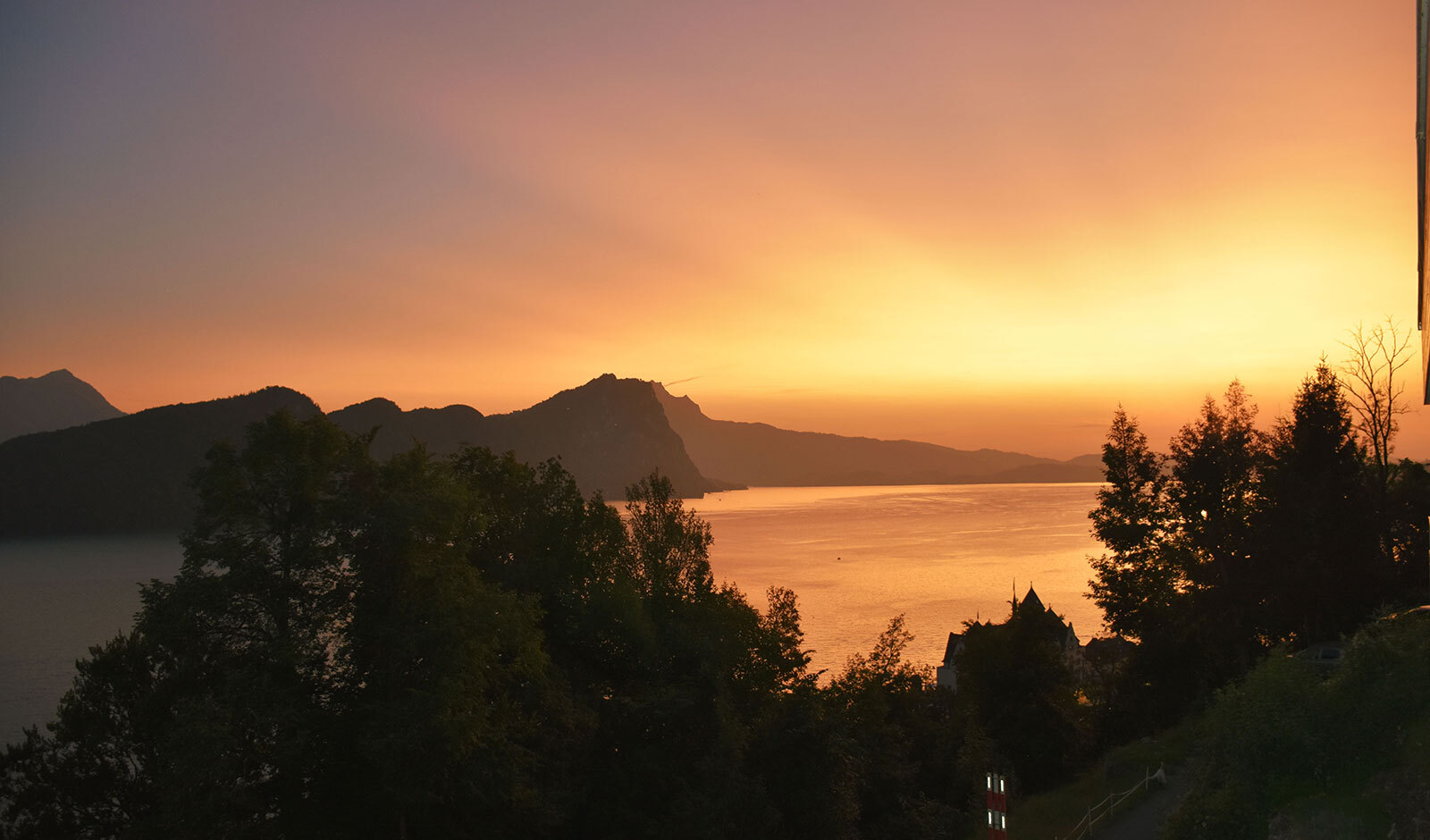 Sonnenuntergang über See und Bergen