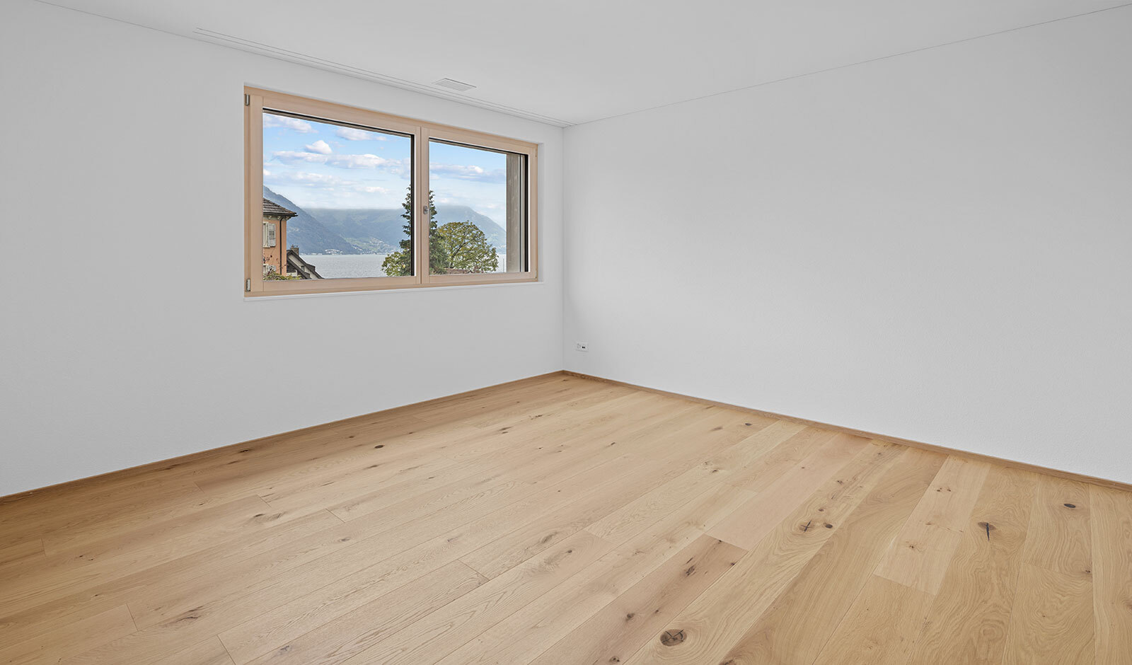 Leerer, heller Raum mit Seeblick
