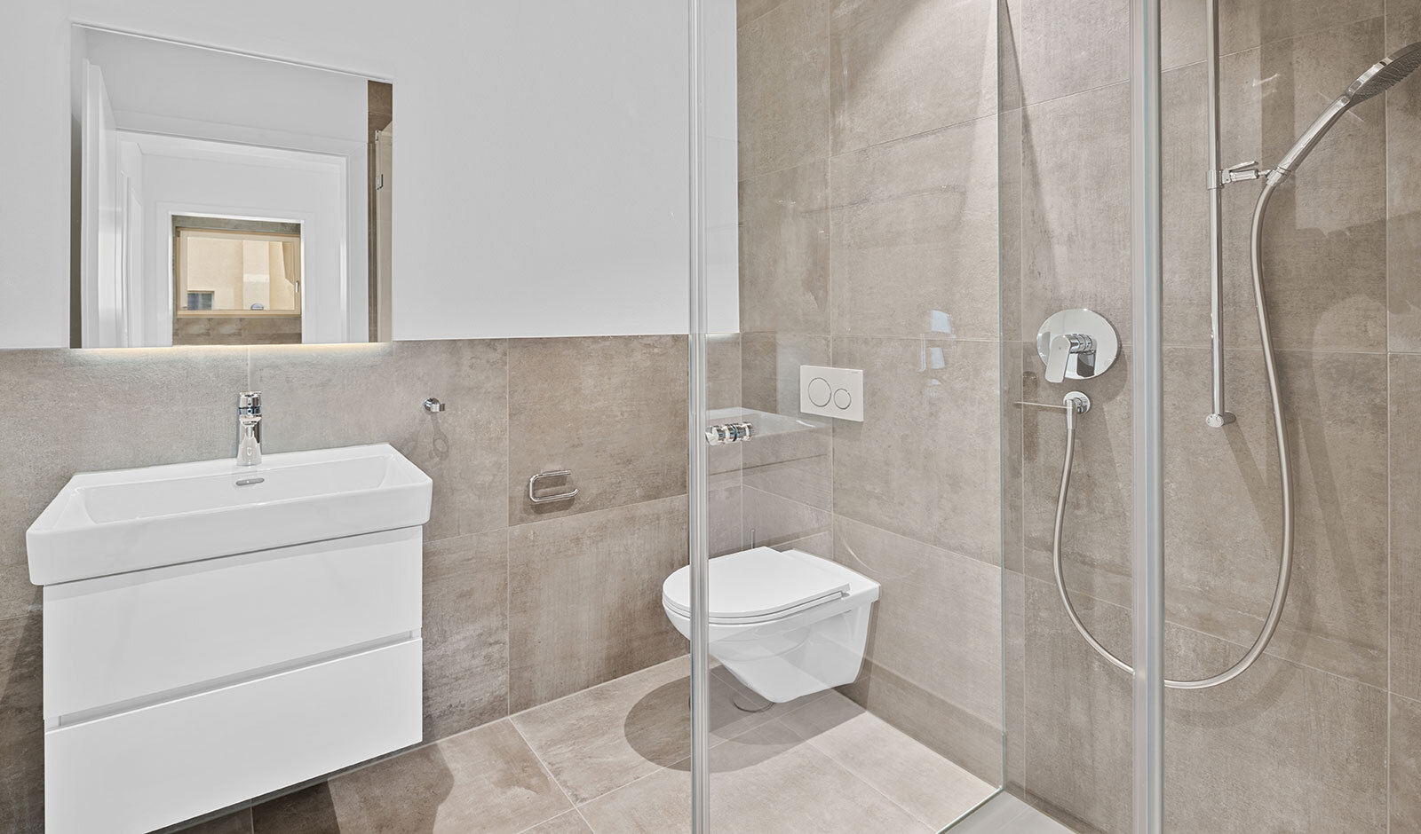 Modernes Badezimmer mit bodengleicher Dusche und wandhängendem WC