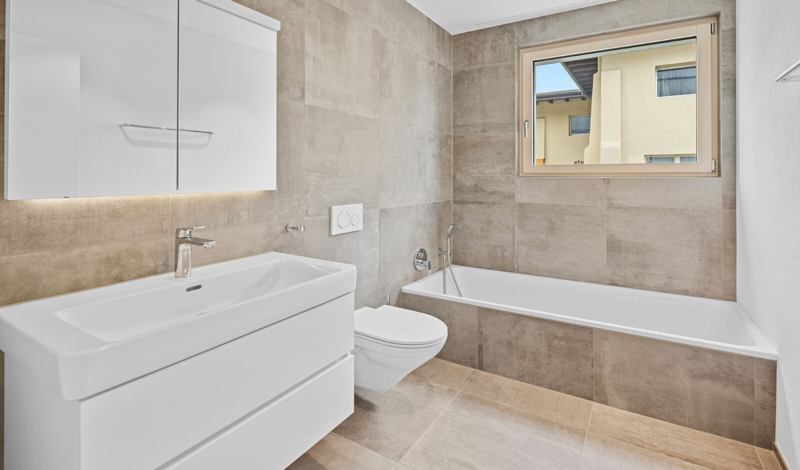 Modernes Badezimmer mit Wanne und Waschtisch