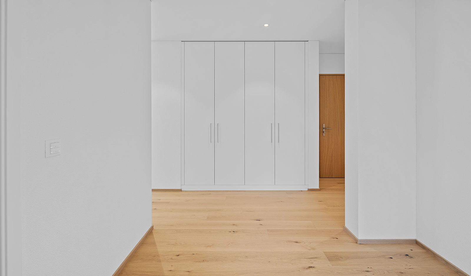 Heller Flur mit Einbauschrank