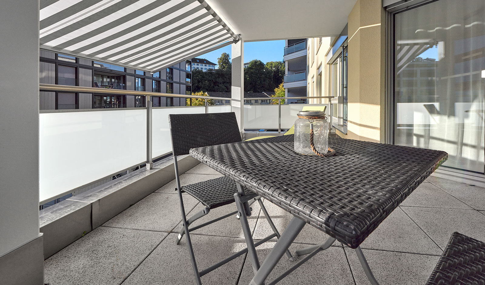 Balkon mit Tisch und Sitzmöbeln