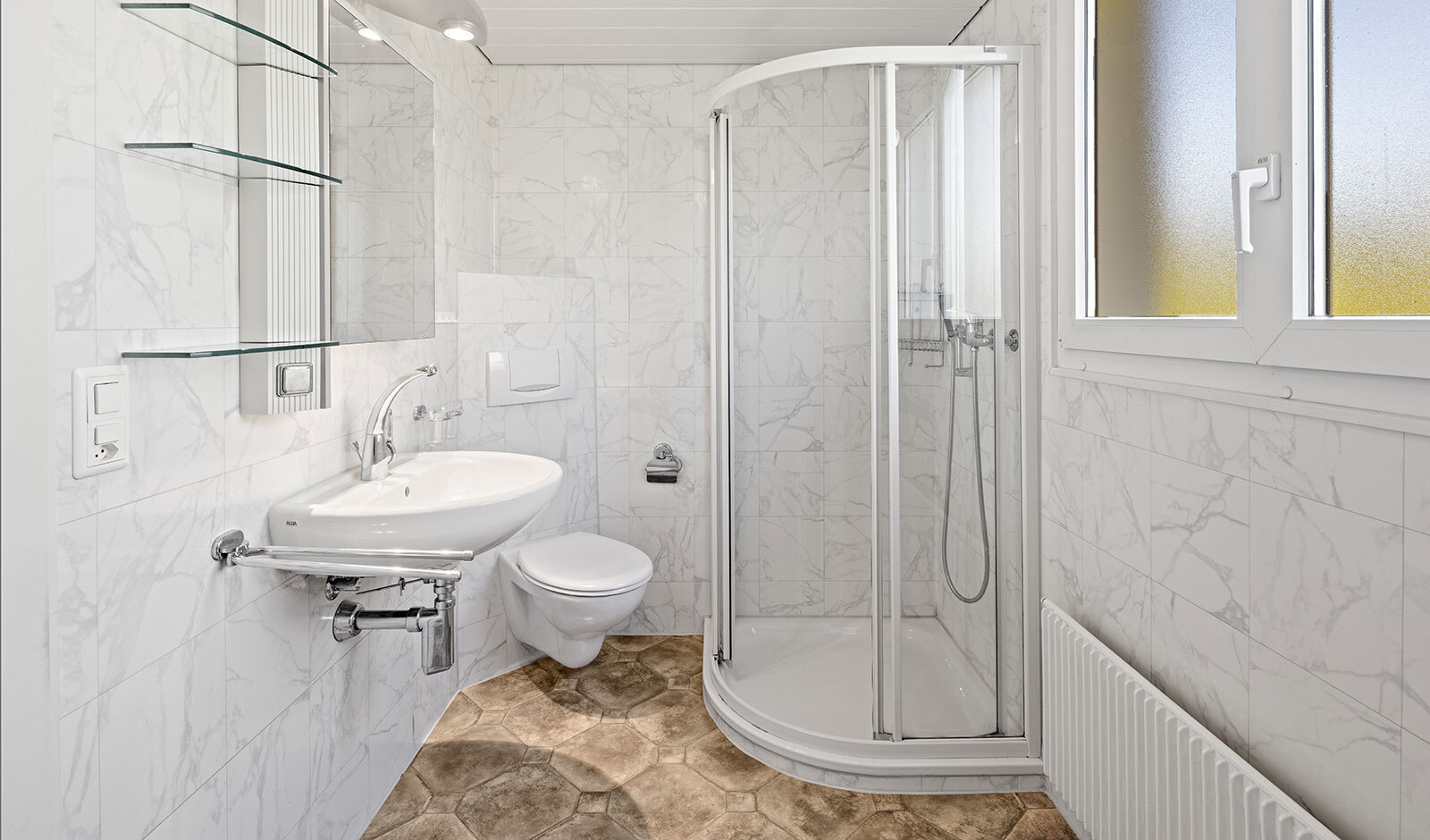 Modernes Bad mit Dusche und WC