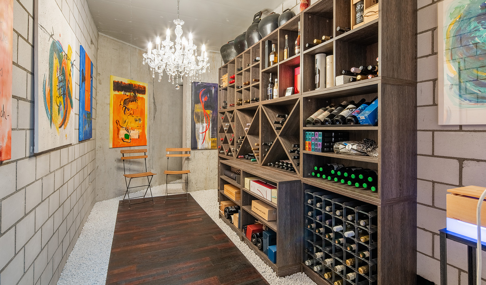 Eleganter Weinkeller mit Kunst und Kristalllüster