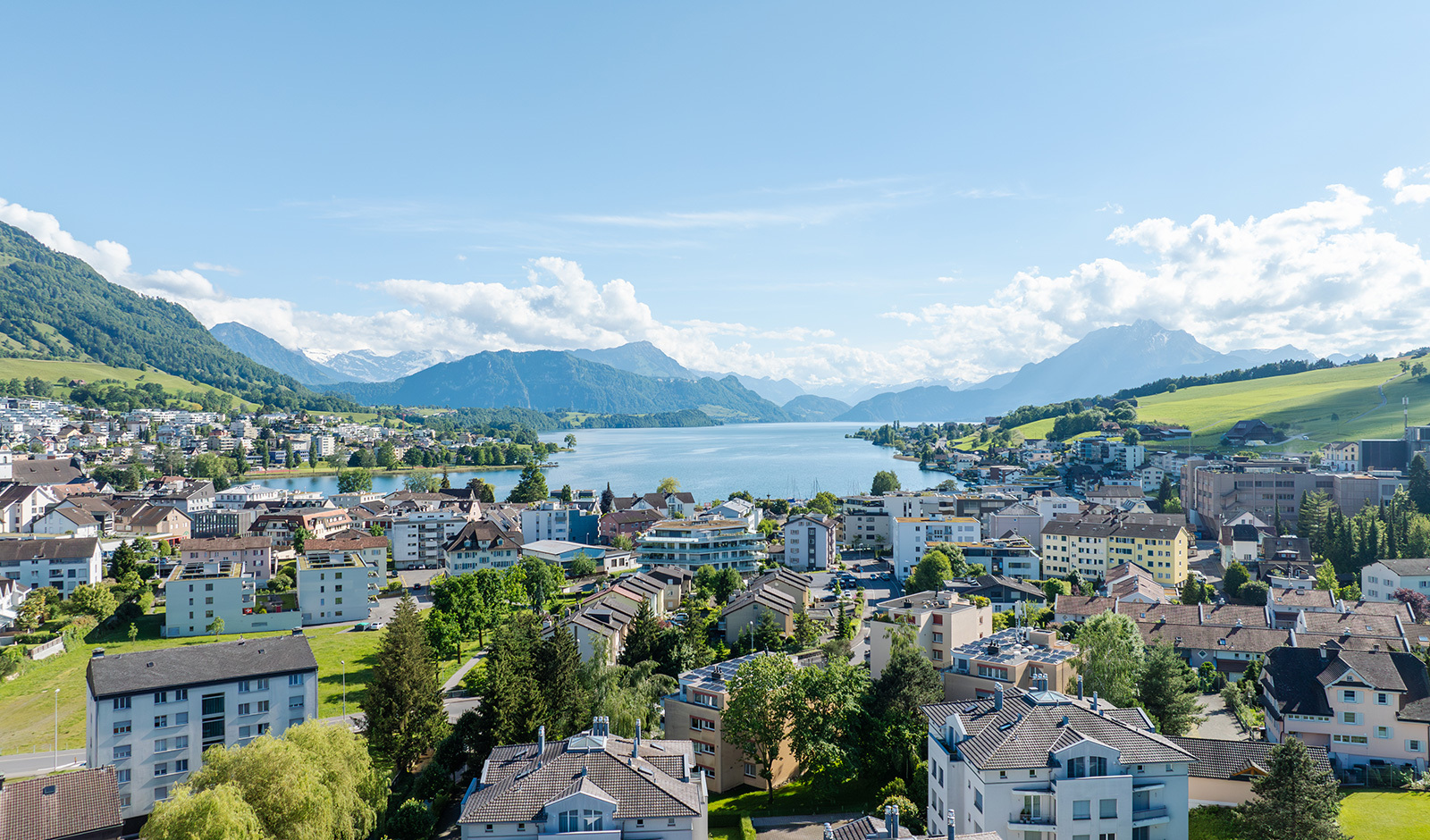 Panoramablick über Stadt, See und Berge