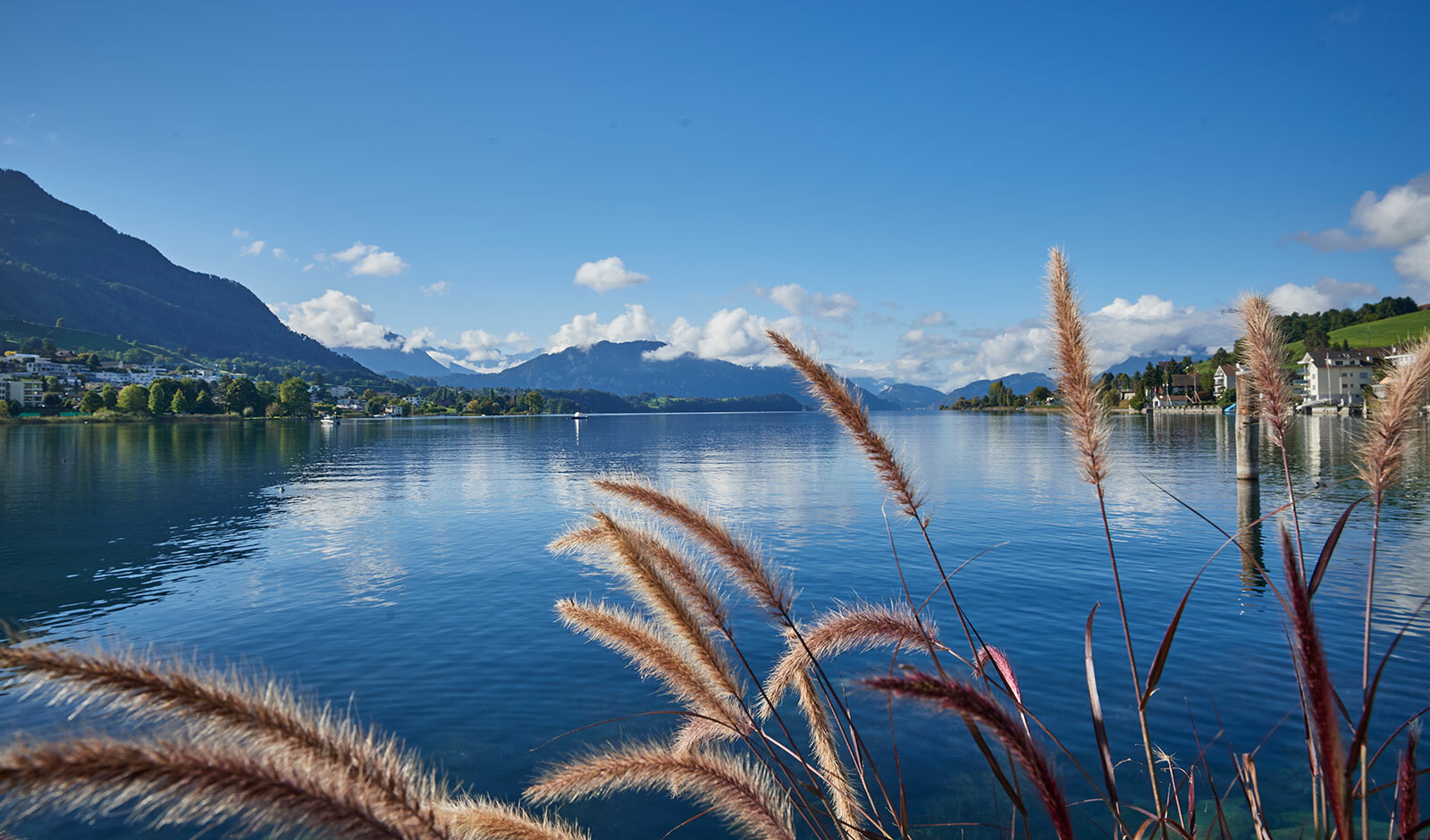 Seeblick mit Bergen