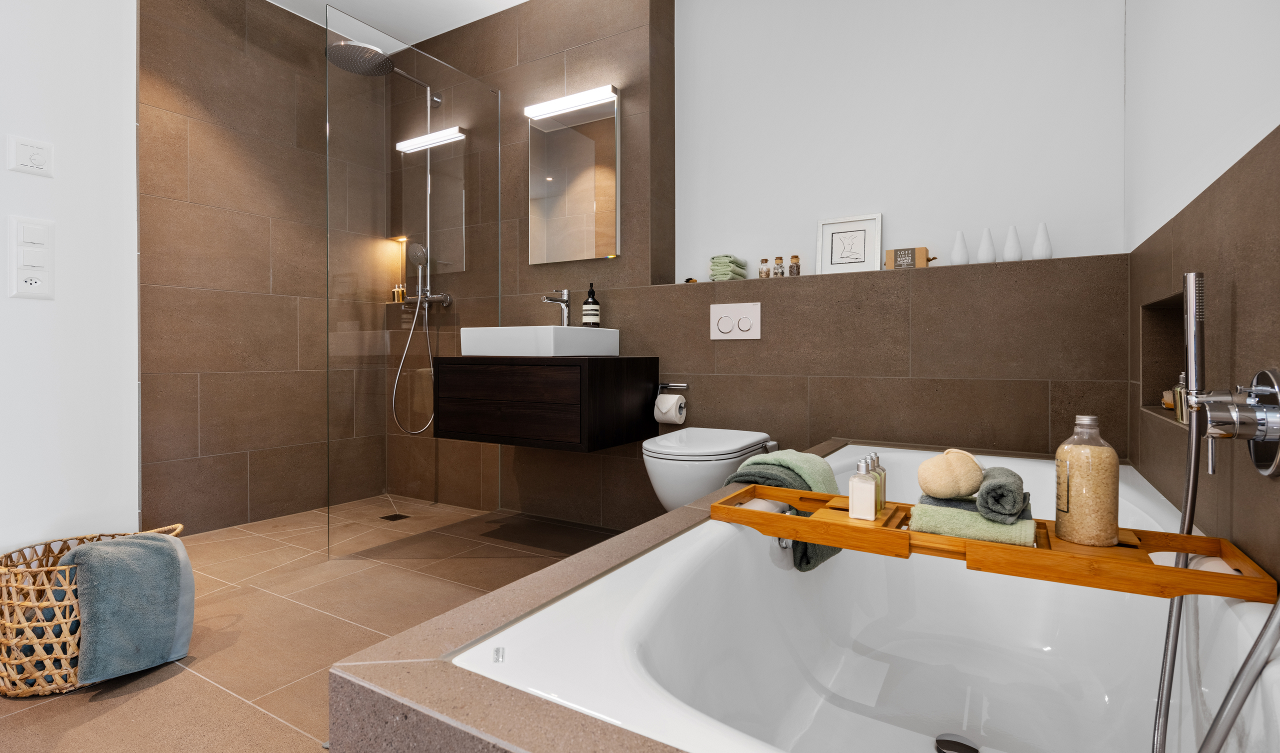 Modernes Badezimmer mit Badewanne und Walk-in-Dusche