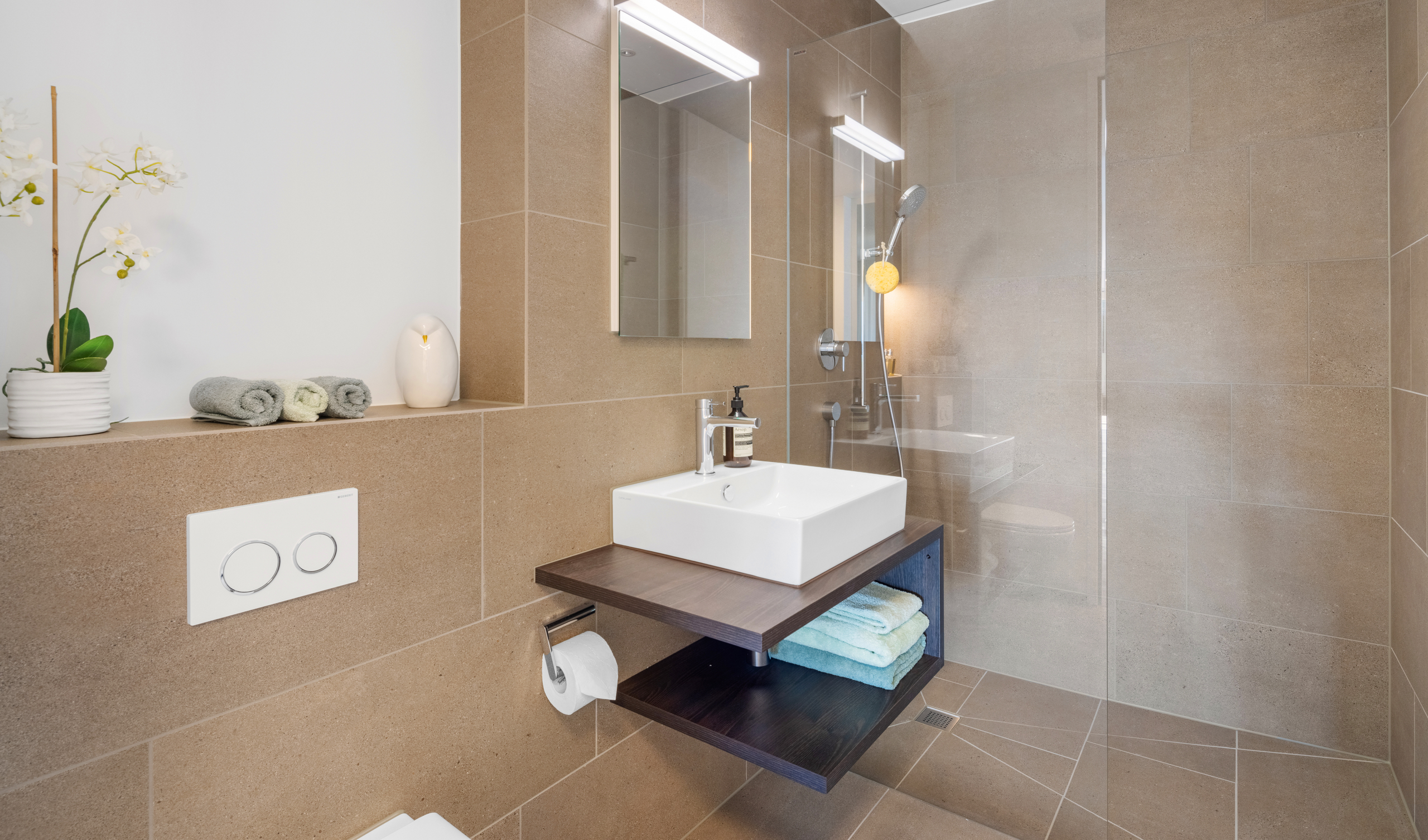 Modernes Badezimmer mit begehbarer Dusche