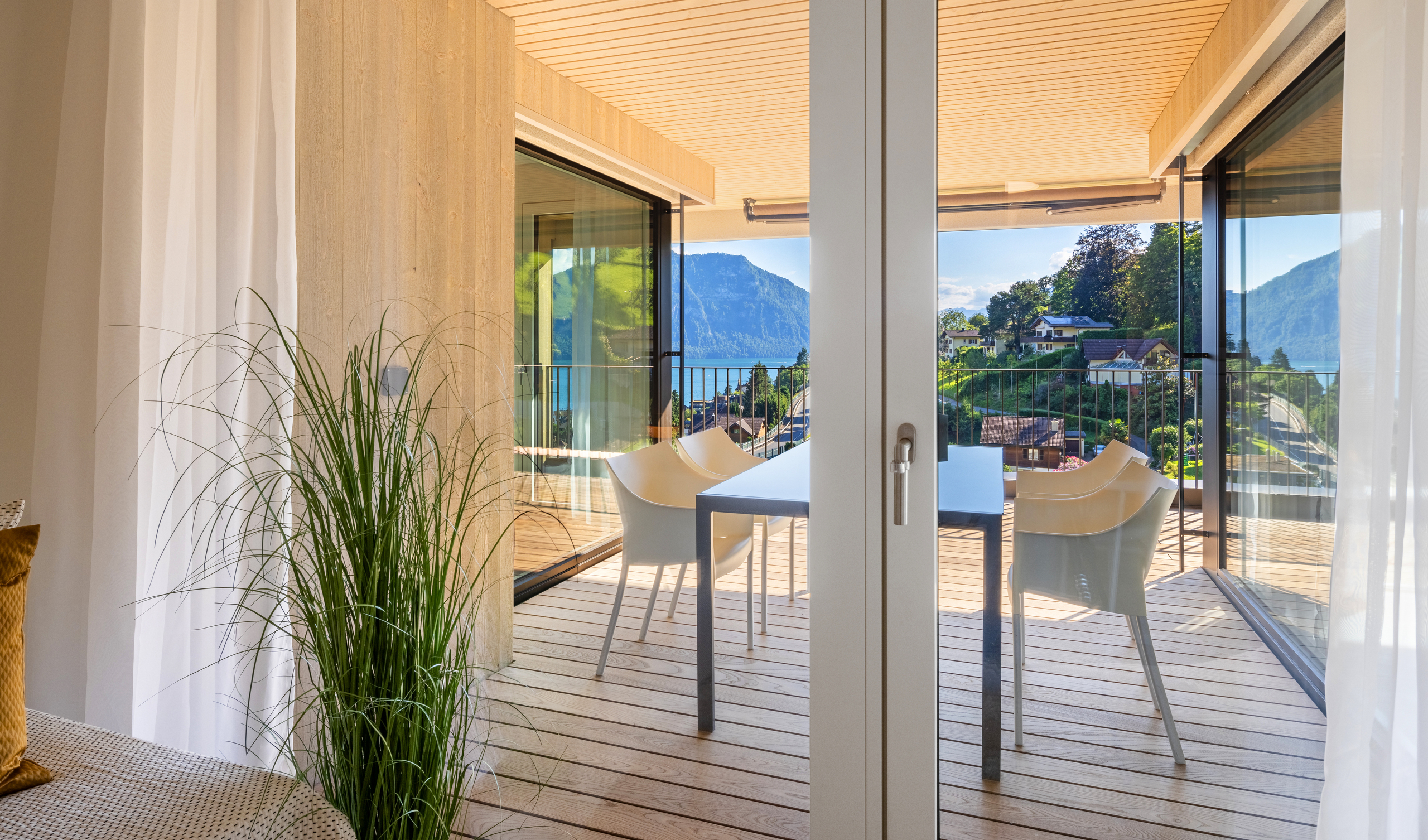 Balkon mit Berg- und Seeblick