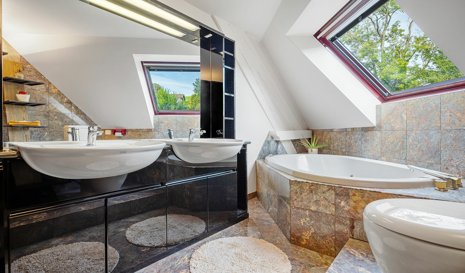 Luxuriöses Dachbad mit Doppelwaschtisch und Wanne