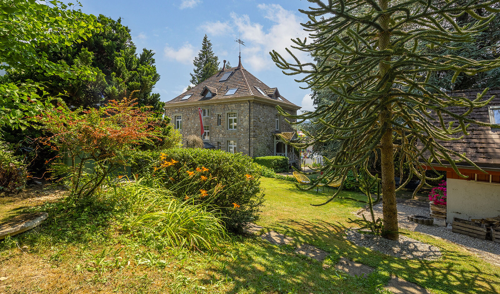 Historisches Steinhaus mit großzügigem Garten