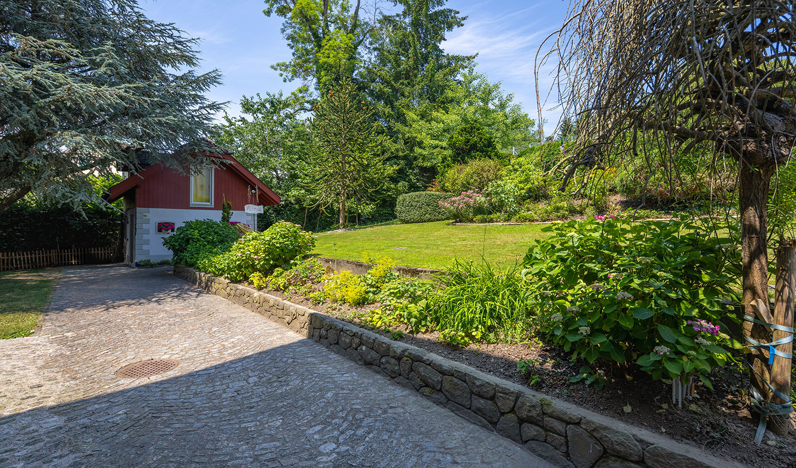 Gartenweg mit kleinem Nebengebäude