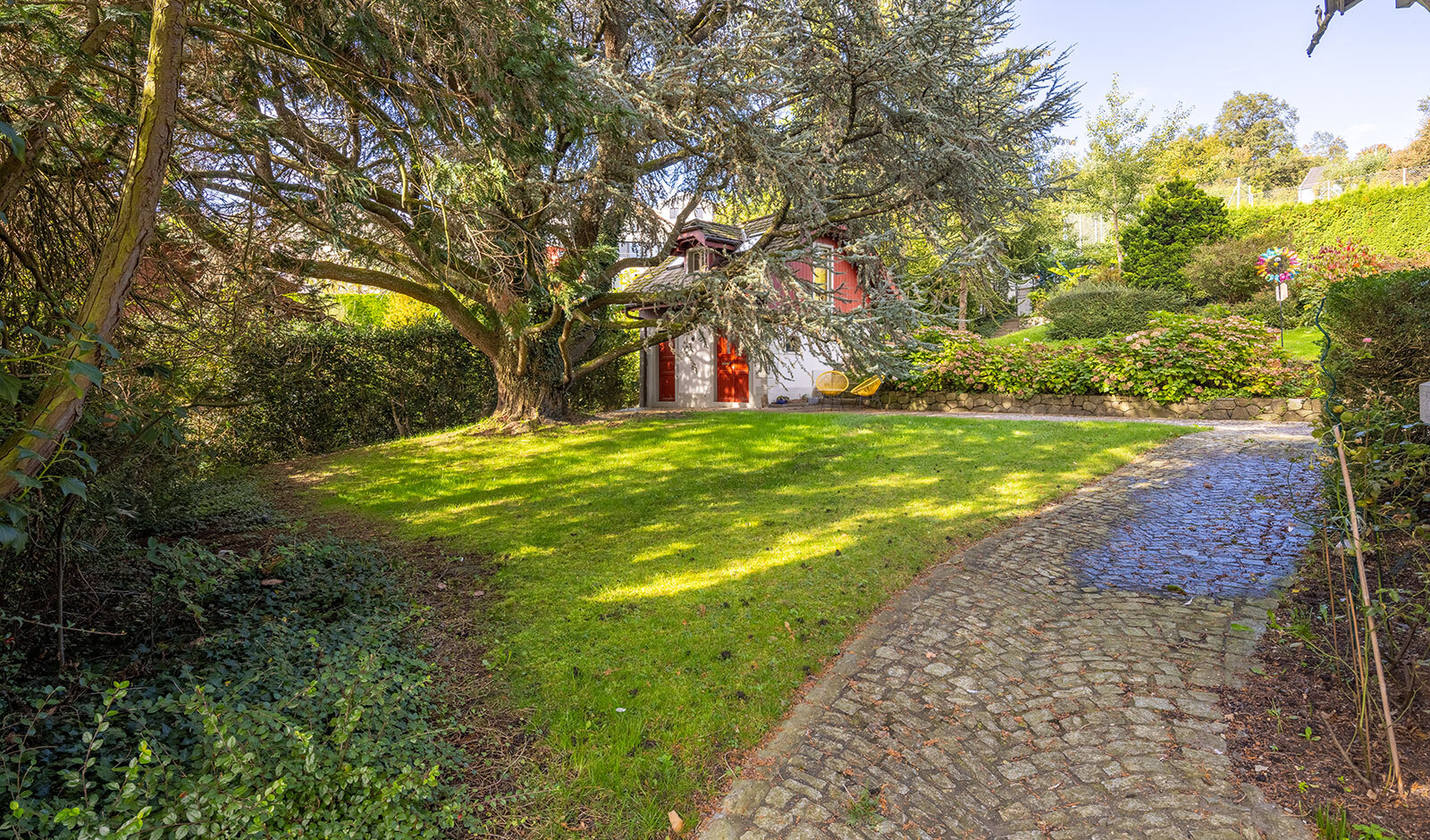 Großer Garten mit Zufahrt und Nebengebäude