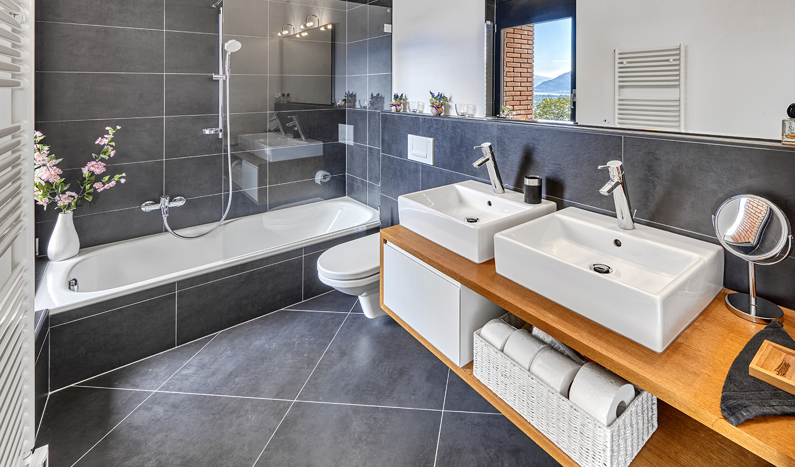 Modernes Badezimmer mit Doppelwaschtisch und Badewanne