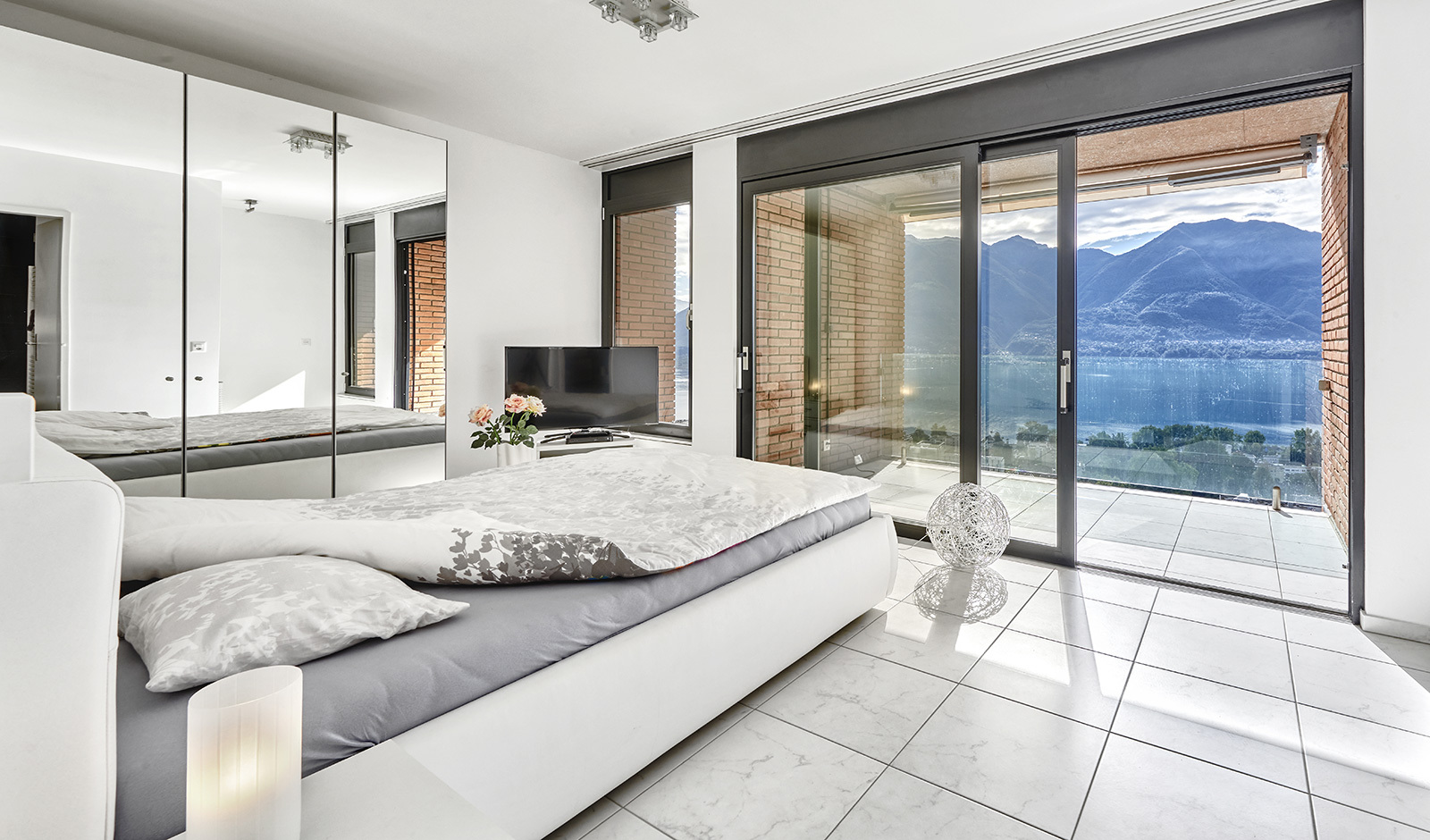 Modernes Schlafzimmer mit Seeblick