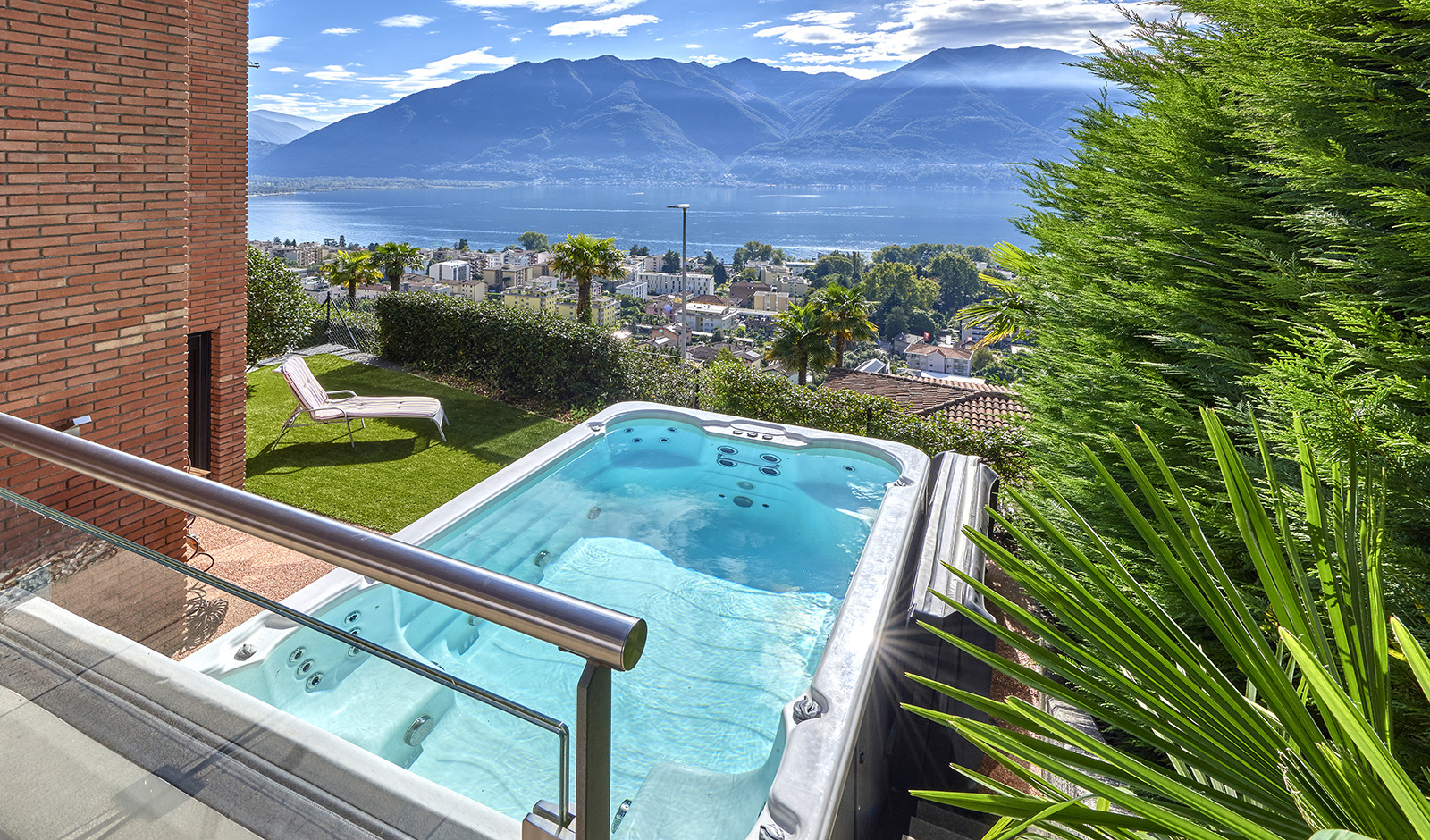Terrasse mit Whirlpool und Seeblick