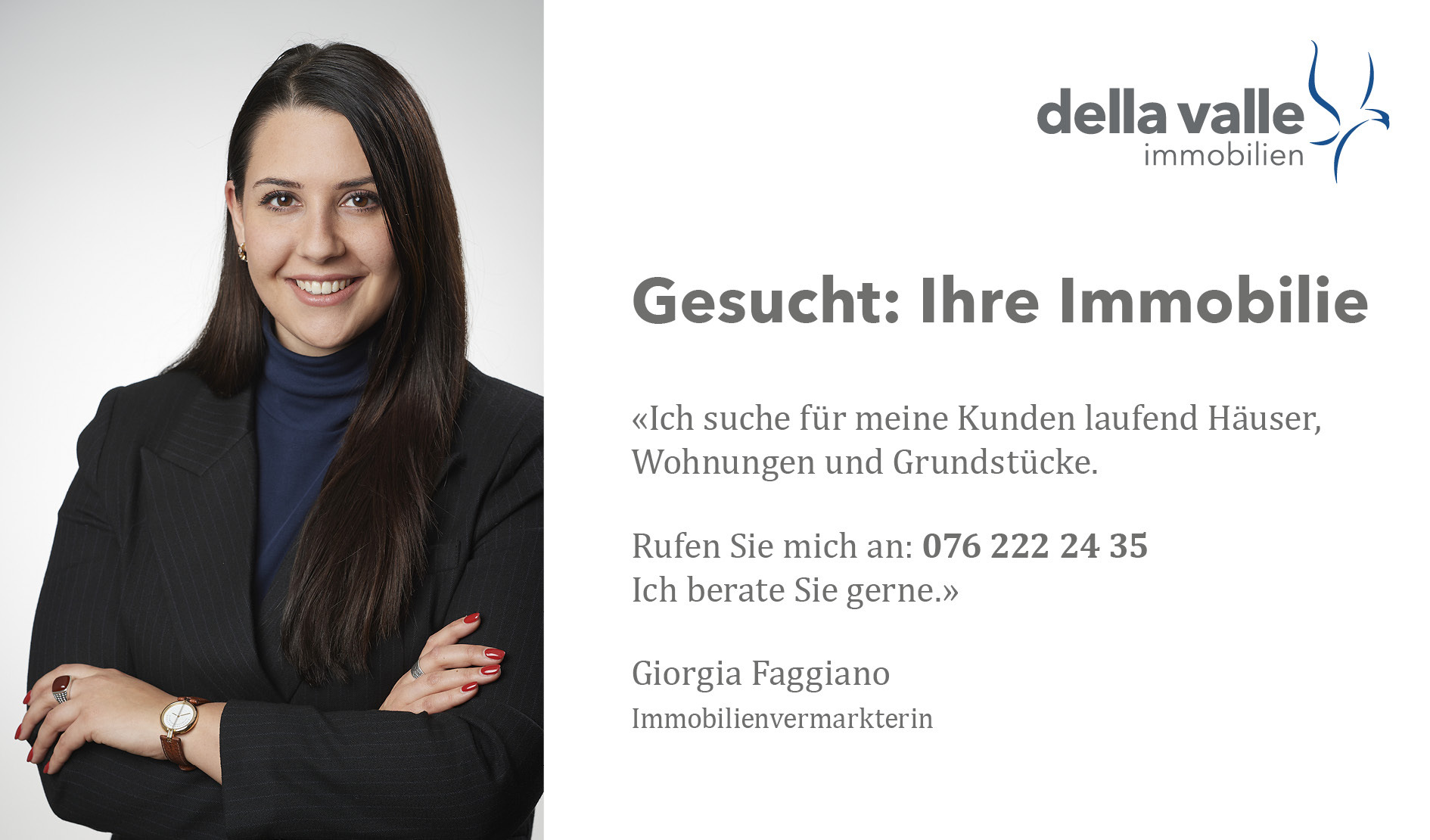 Immobilienmaklerin mit Werbebanner