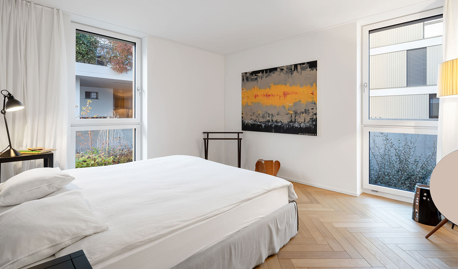 Helles Schlafzimmer mit Eckfenstern