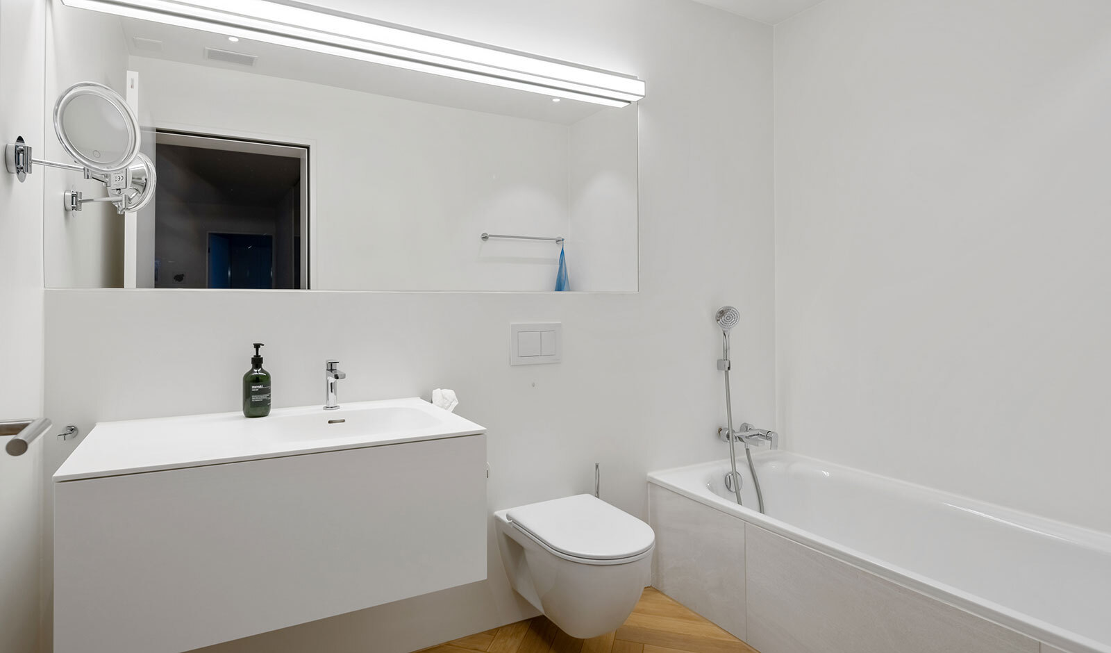 Modernes Badezimmer mit Wanne und wandhängendem WC