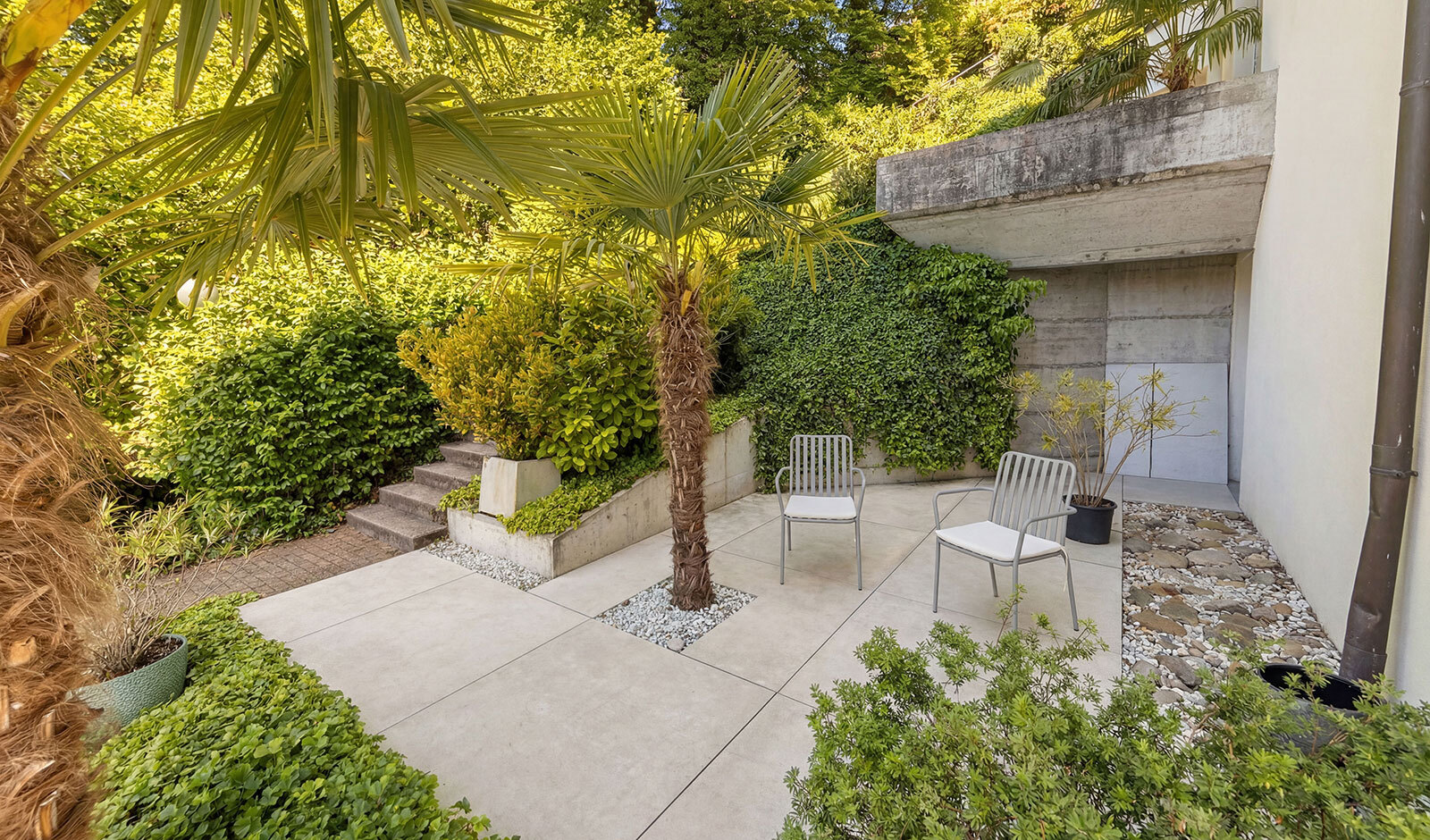 Tropischer Gartenhof mit Sitzplatz